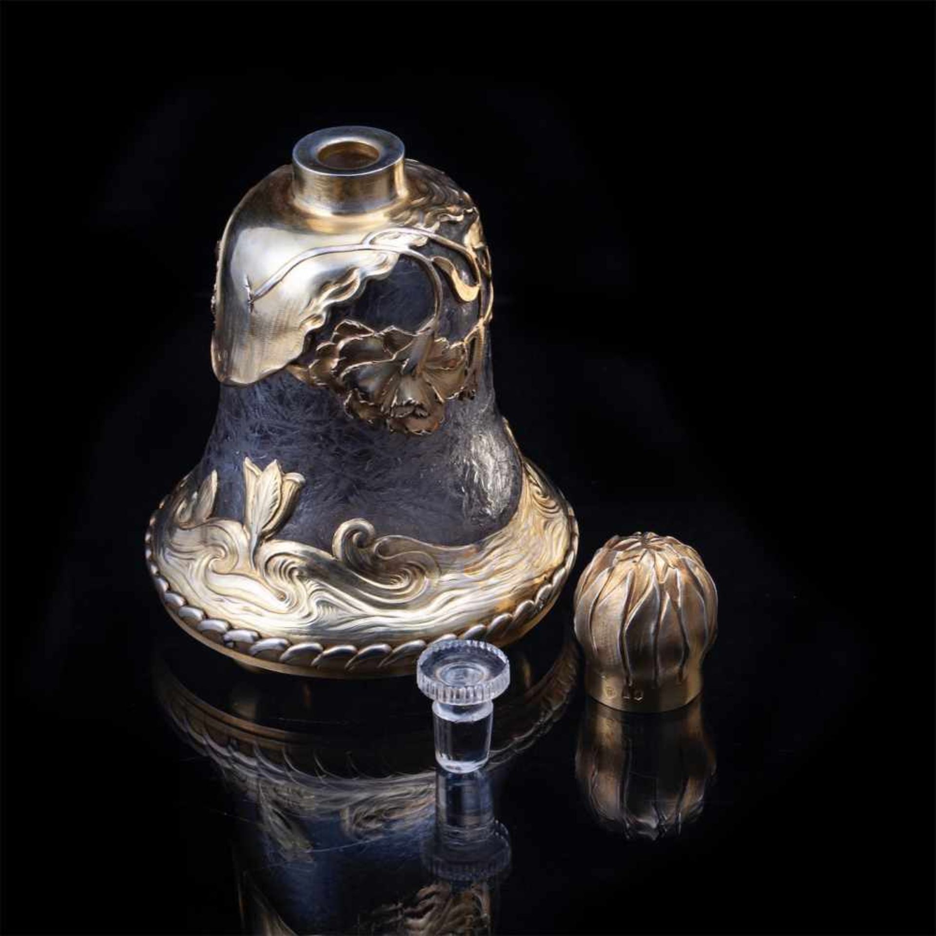 A decorative silver-gilt and cut glass flaskA decorative silver-gilt and cut glass (crackle style) - Bild 3 aus 5