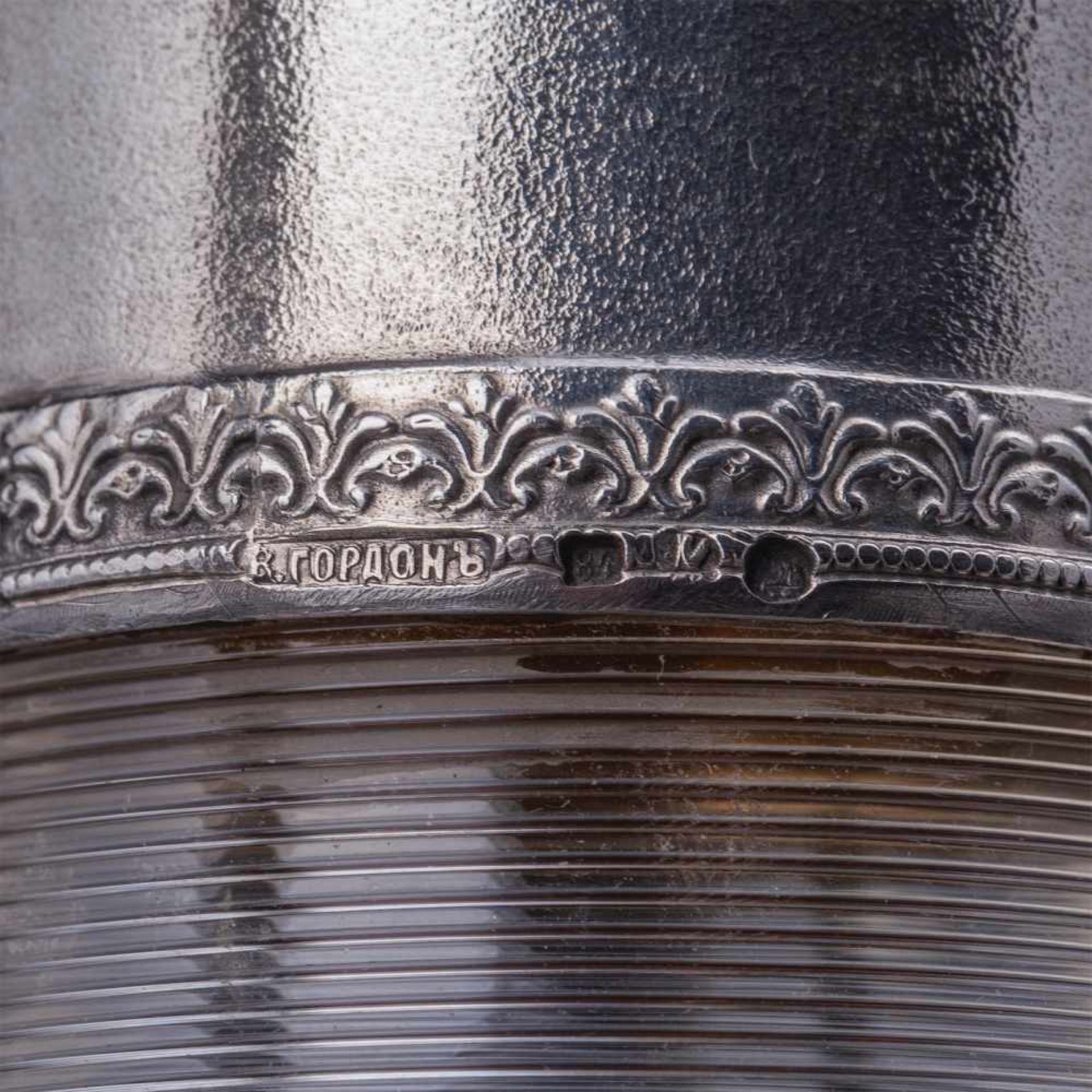 A Russian silver-gilt and cut-glass decanterA Russian silver-gilt and cut-glass decanter with a - Bild 6 aus 8