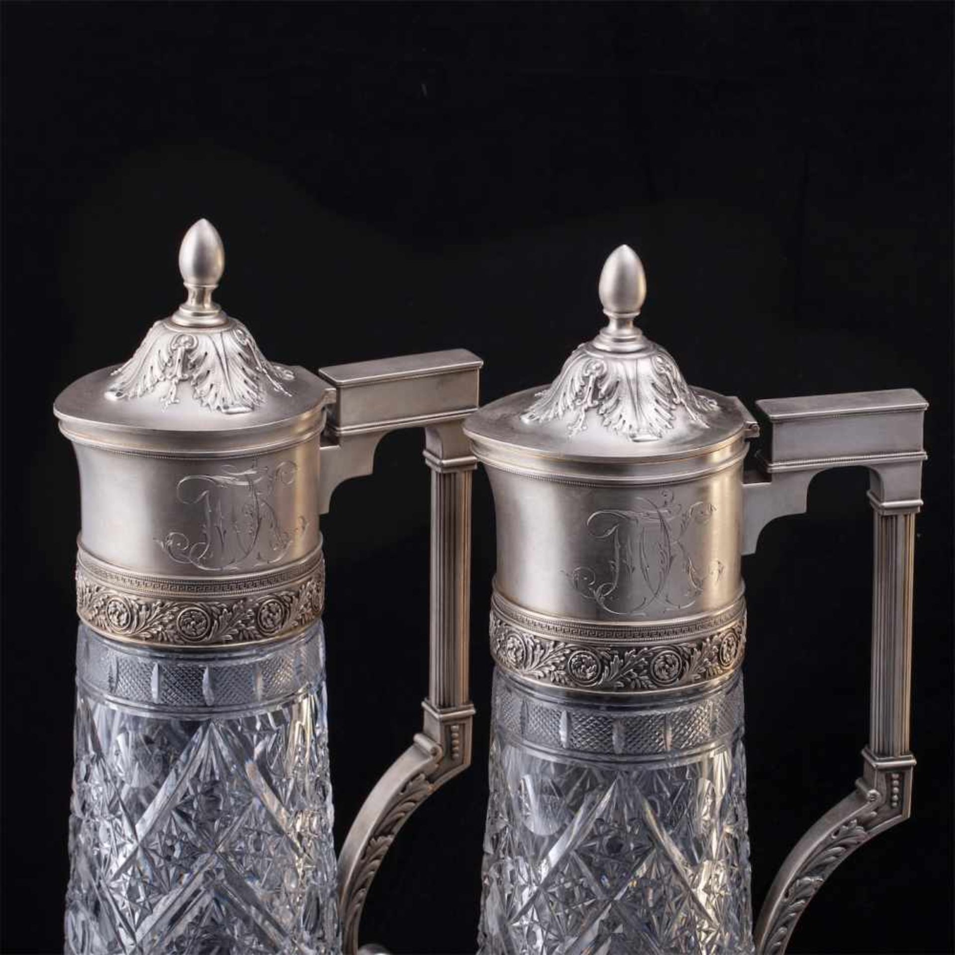 A pair of Russian silver-gilt crystal decantersA Pair of grand Russian silver-gilt and cut-glass - Bild 2 aus 8