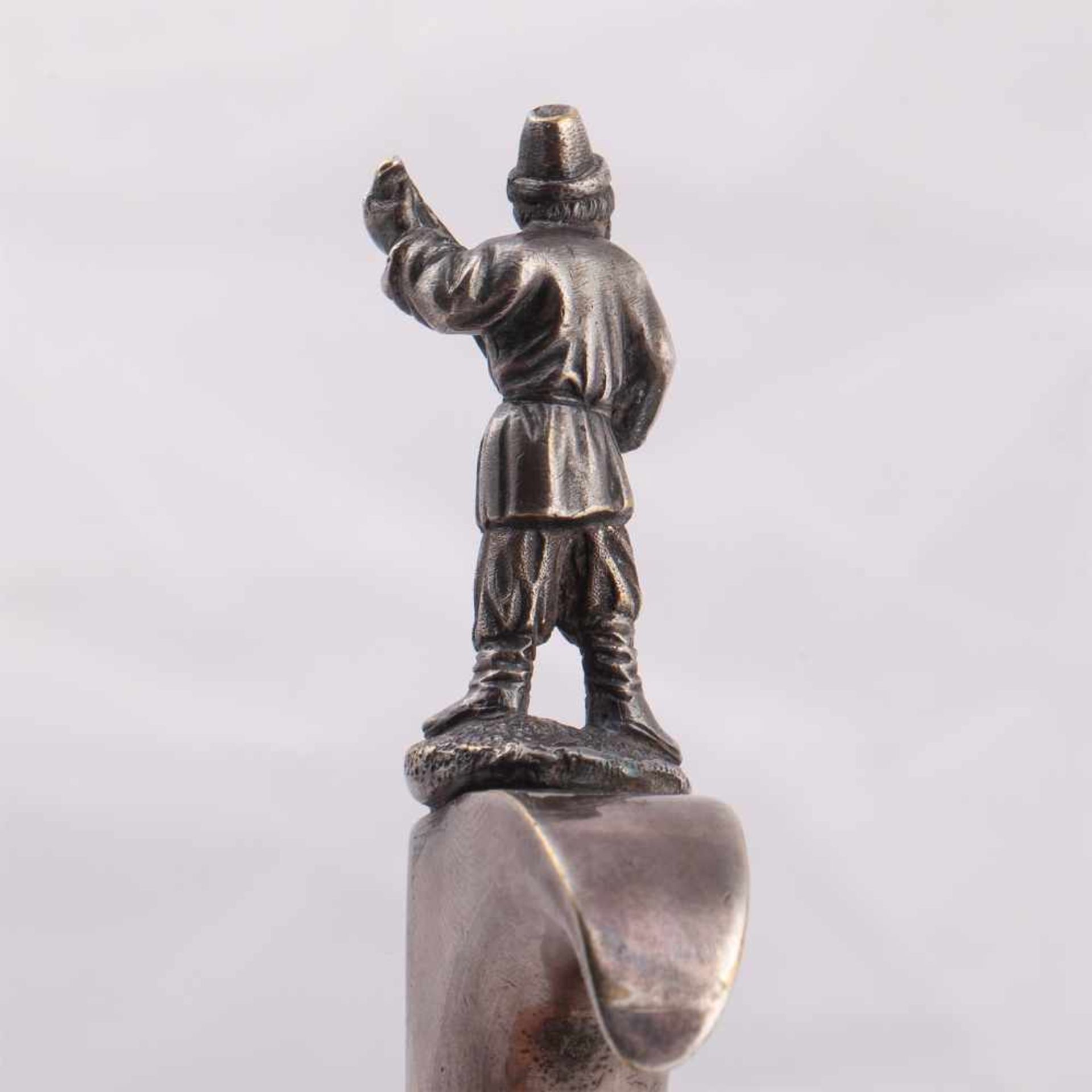 A Russian silver-plated kovsh with a cast figureA Russian silver-plated kovsh with a cast figure - Bild 4 aus 6