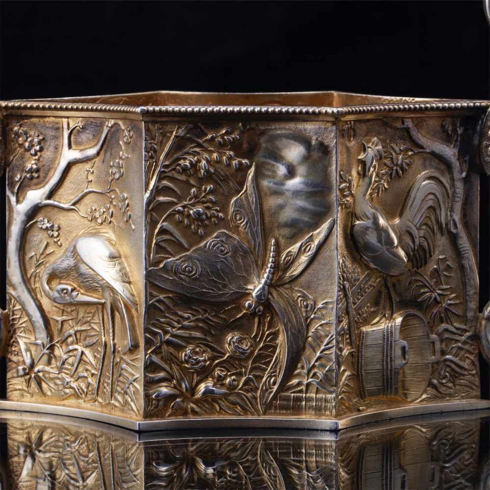 A decorative silver-gilt vase. BaccaratA decorative silver-gilt vase in "chinoiserie" style. - Bild 3 aus 6