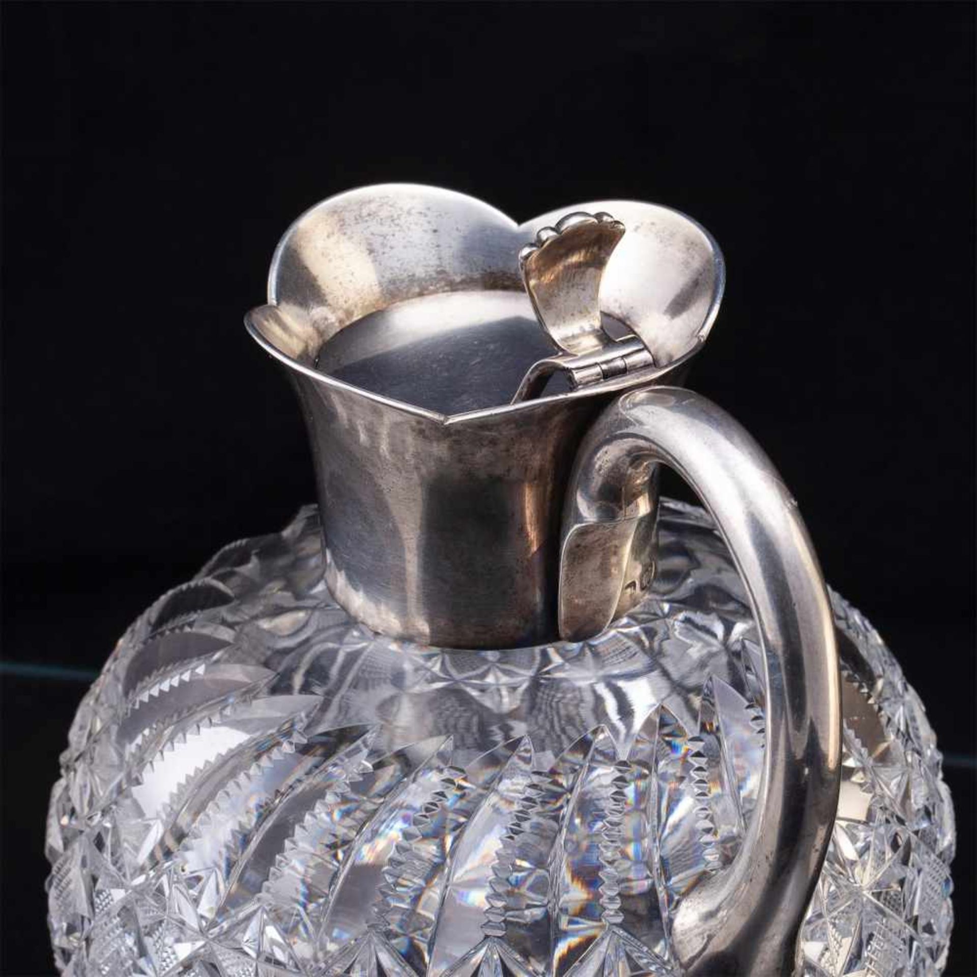 Russian silver-gilt and cut-glass carafeA small Russian silver-gilt and cut-glass carafe in Art - Bild 3 aus 7