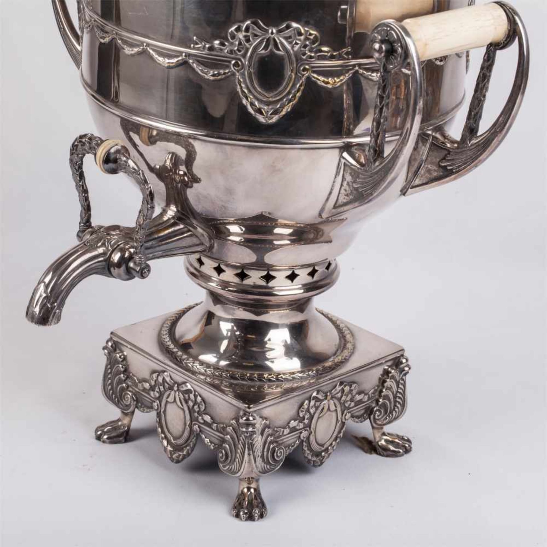 Polish samovar in the shape of a vasePolish samovar in the shape of a vase. Brass, silver-plating. - Bild 9 aus 10