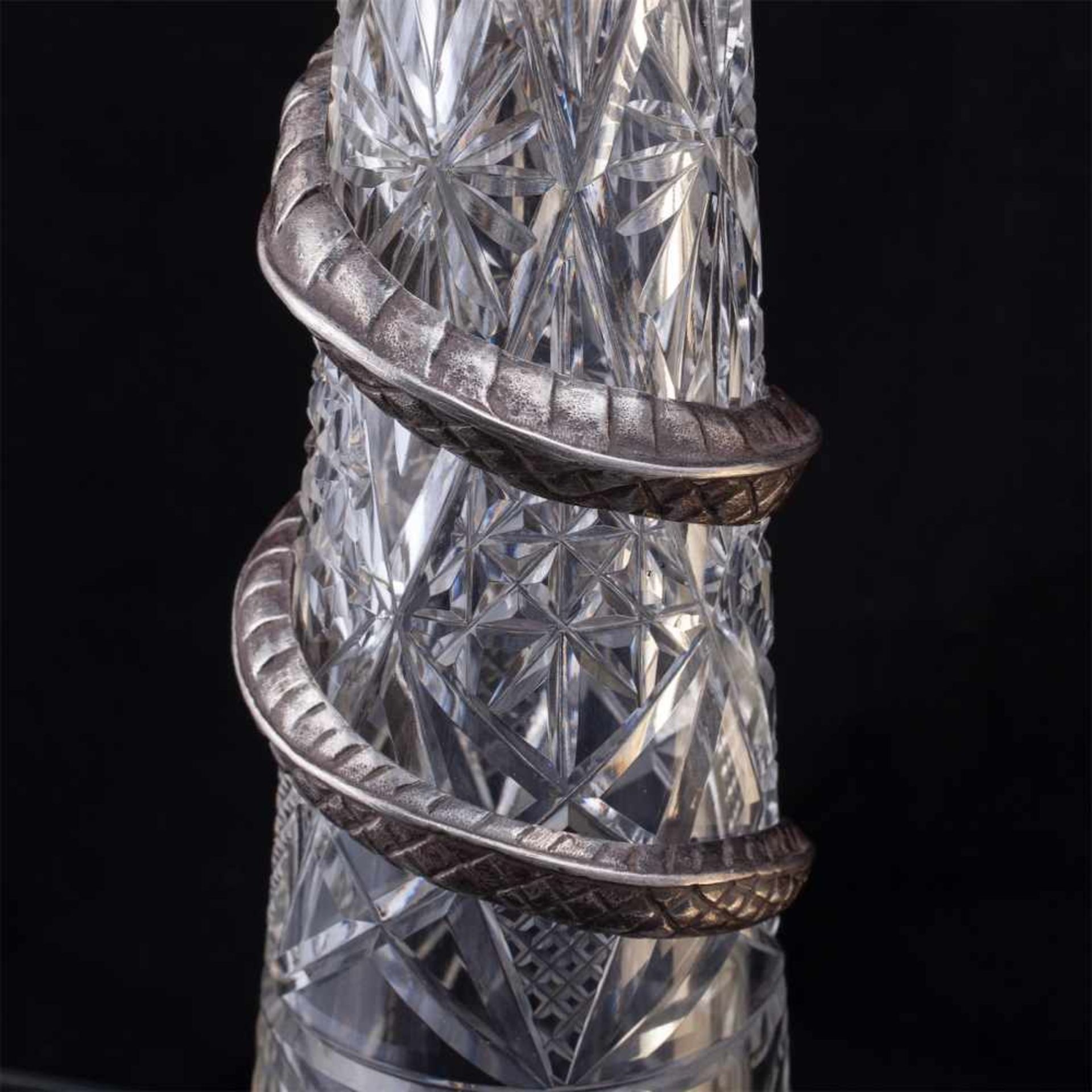 Pair of exceptional sculptural carafesA pair of exeptional Art Nouveau silver-gilt and cut-glass - Bild 9 aus 10