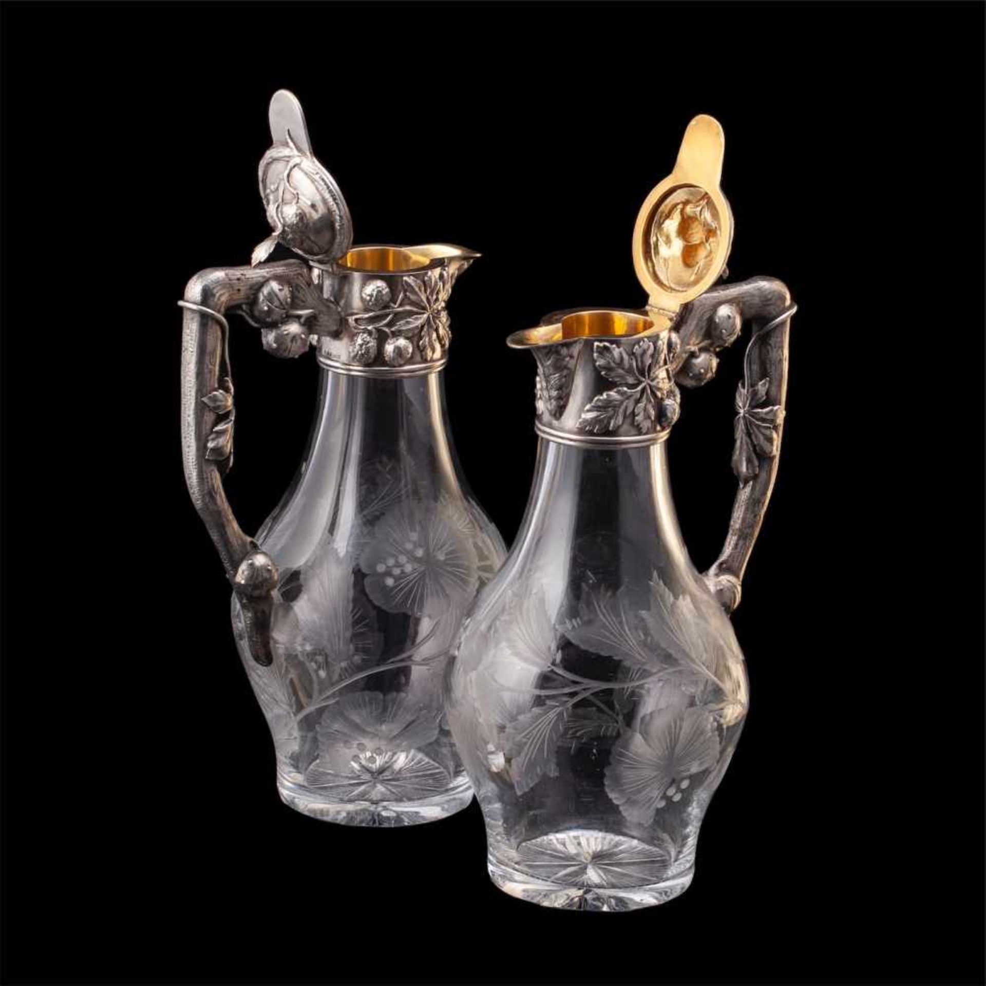 An elegant pair silver-gilt & crystal decantersAn elegant pair of Art Nouveau style silver-gilt - Bild 4 aus 7