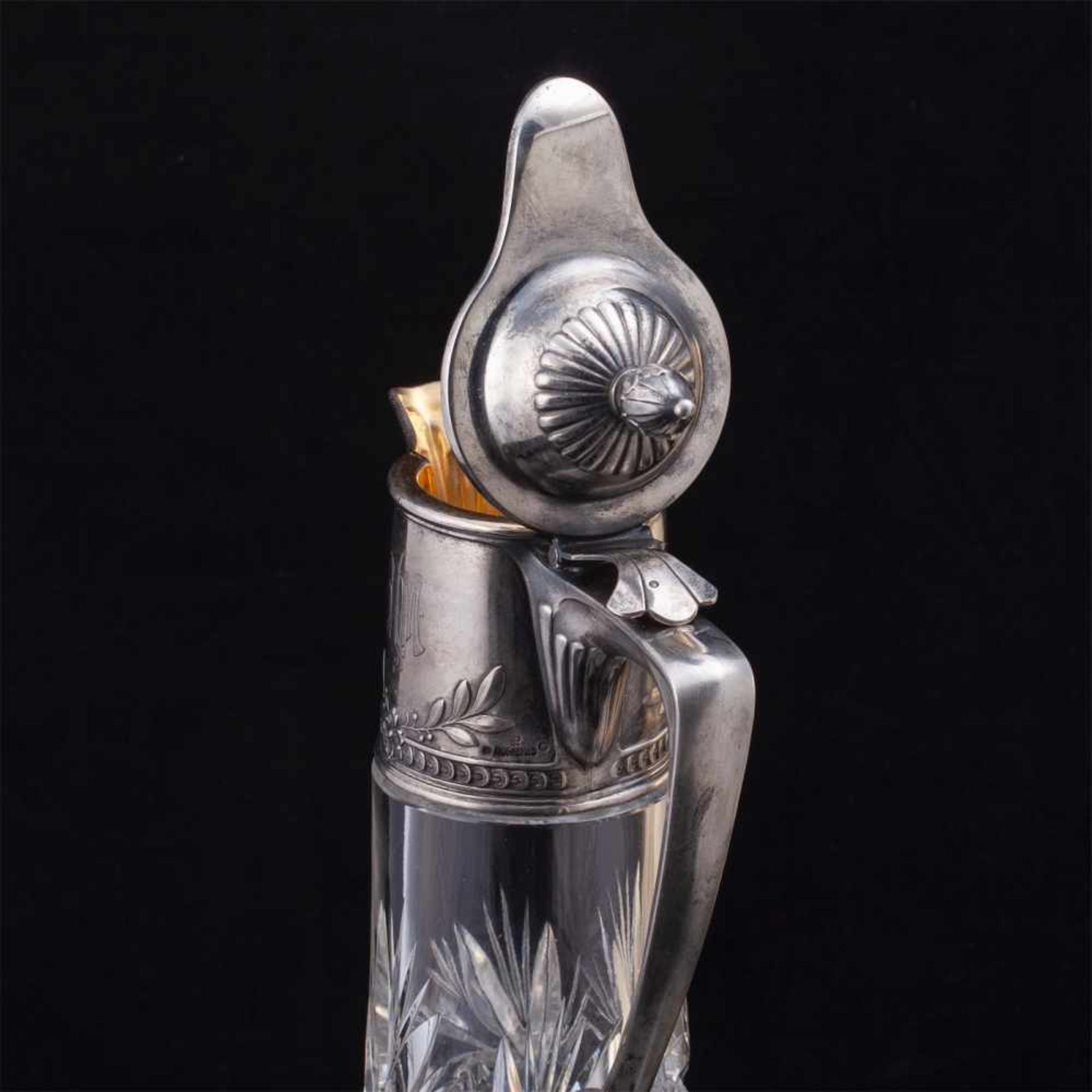 A massive Russian cut-glass carafe. A. LubavinA massive Russian silver-gilt and cut-glass carafe - Bild 3 aus 5