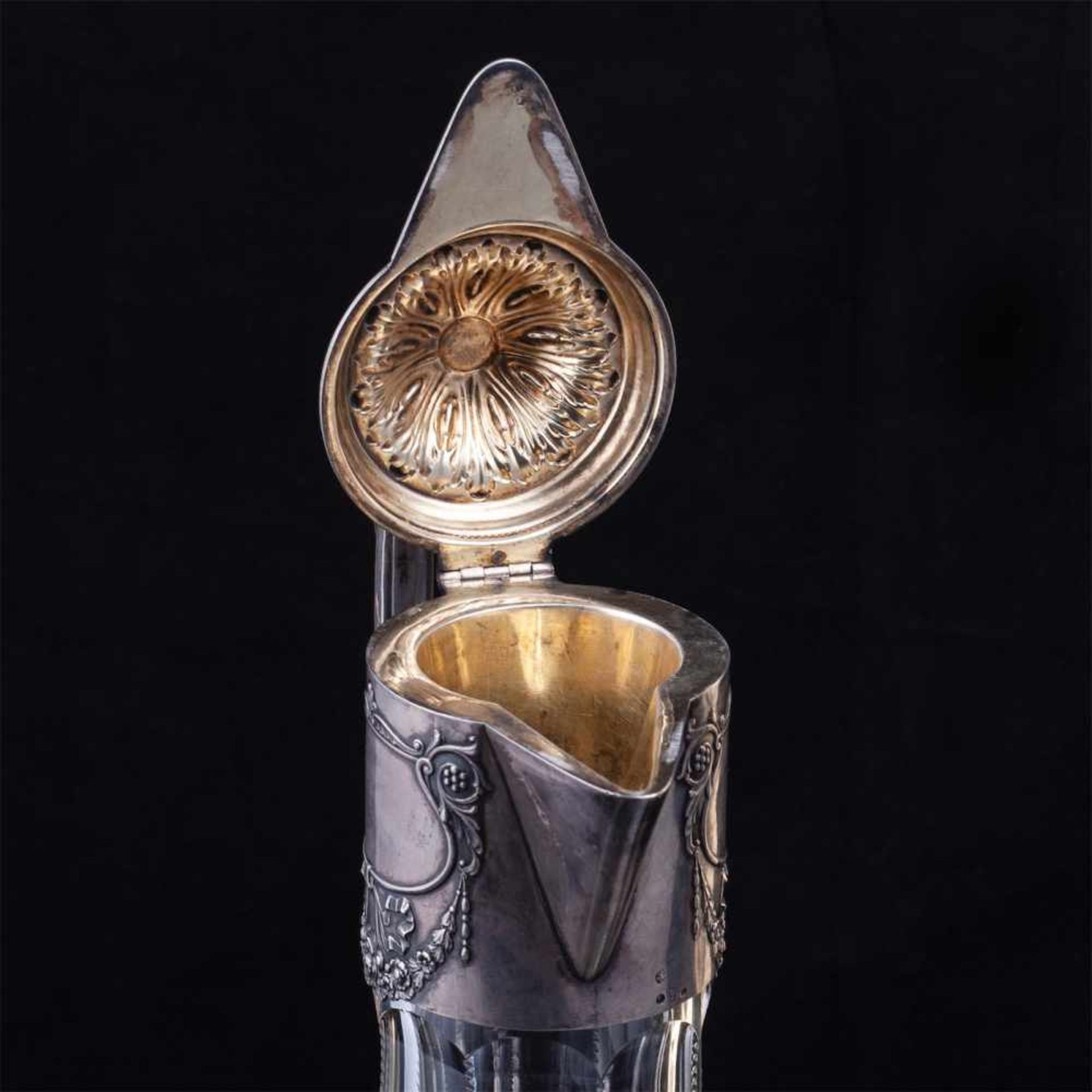 A grand Russian crystal carafe. KhlebnikovA grand Russian silver-gilt and cut-glass carafe in Art - Bild 4 aus 7