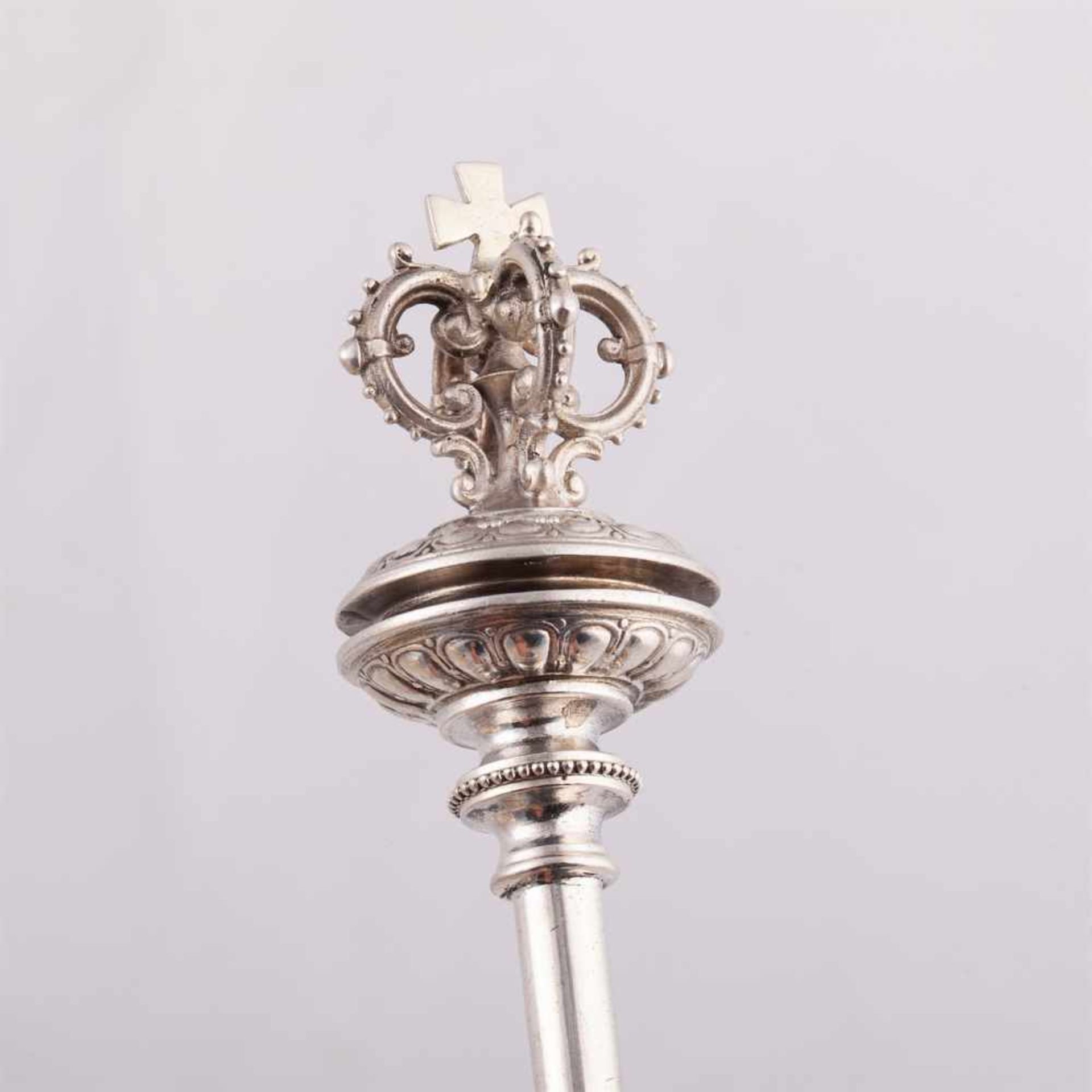 A Russian silver-gilt grog ladle. J. OlseniusA Russian silver-gilt grog ladle with a crown on the - Bild 2 aus 3