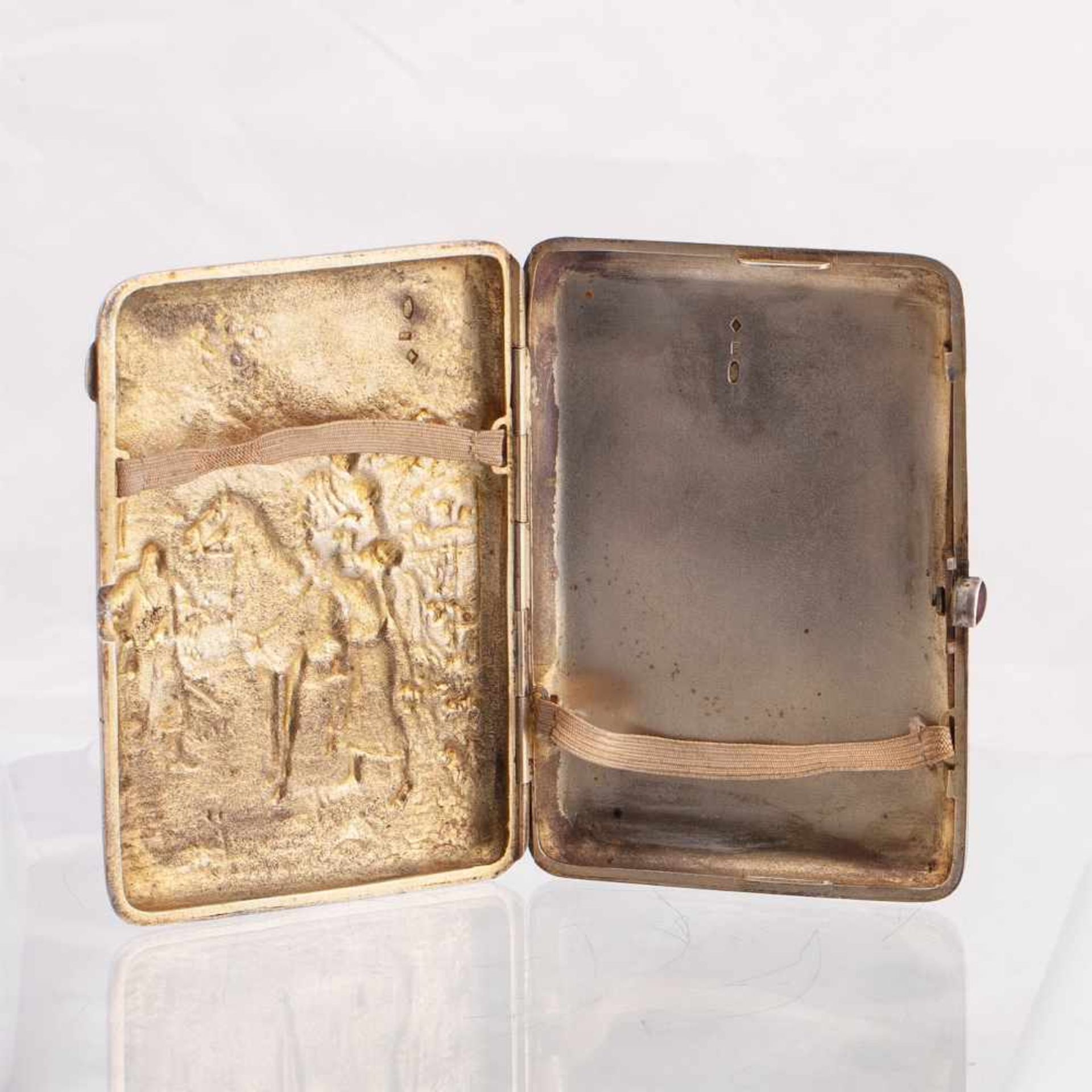 A Russian silver-gilt cigarette case. MoscowA Russian silver-gilt cigarette case "Taras Bulba with - Bild 3 aus 6