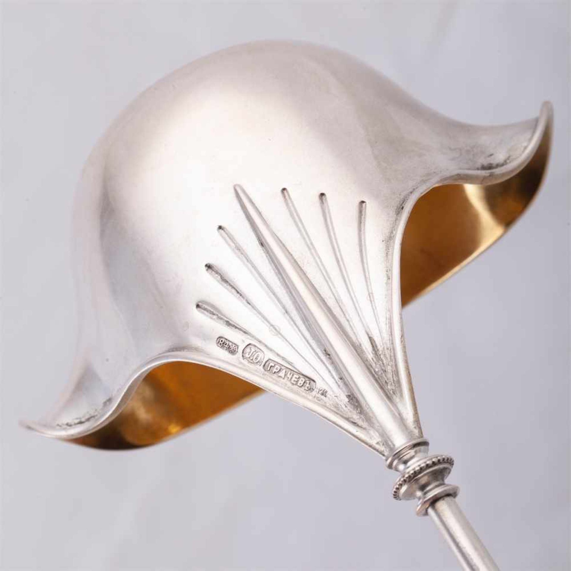 A Russian silver-gilt grog ladle. J. OlseniusA Russian silver-gilt grog ladle with a crown on the - Bild 3 aus 3