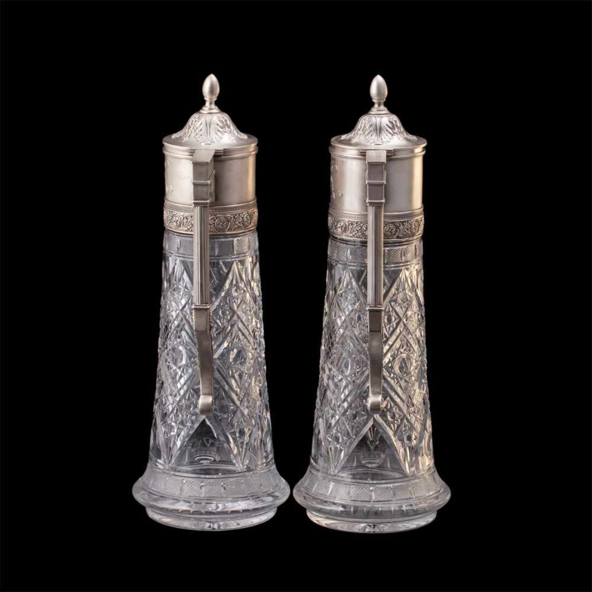 A pair of Russian silver-gilt crystal decantersA Pair of grand Russian silver-gilt and cut-glass - Bild 4 aus 8