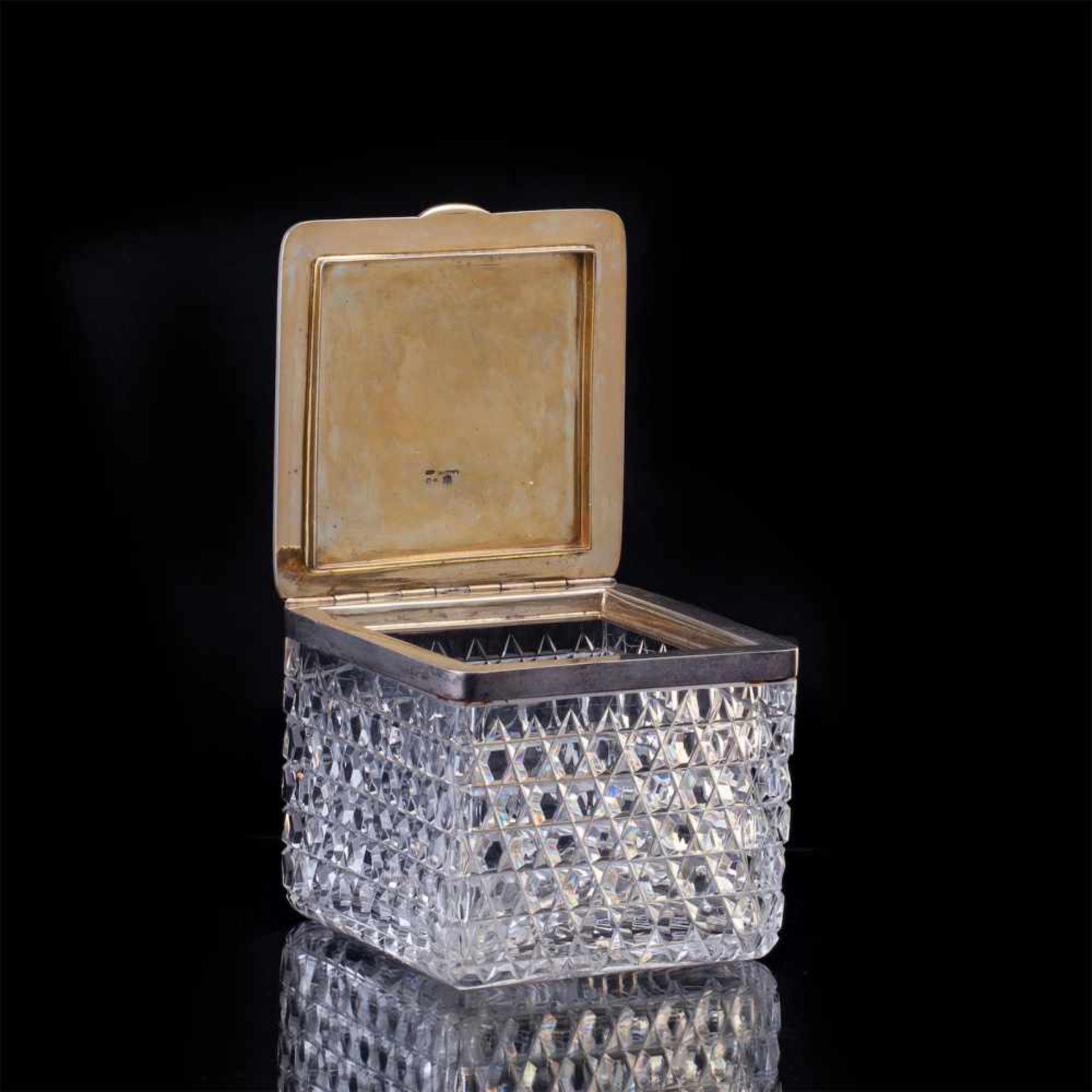 A rare Faberge silver-gilt, cut-glass casketA rare Faberge silver-gilt, cut-glass and en plein - Bild 2 aus 9