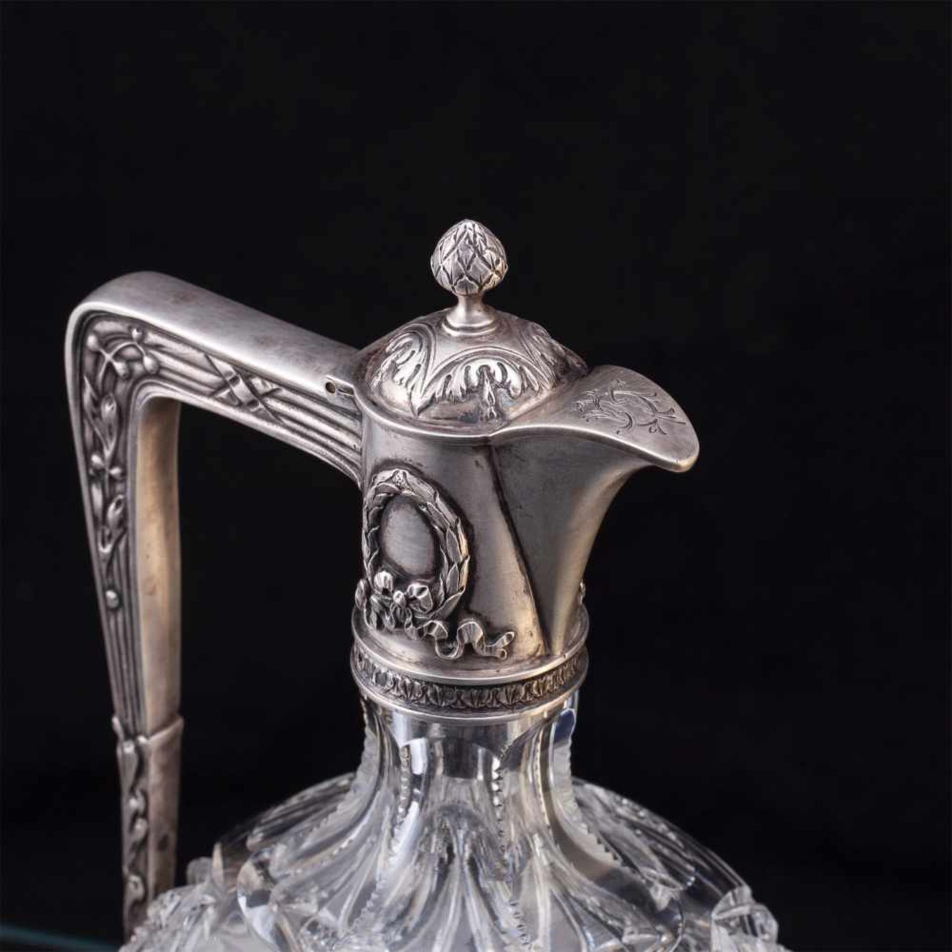 A Russian silver-gilt and cut-glass decanterA Russian Neoclassical style silver-gilt and cut-glass - Bild 6 aus 6