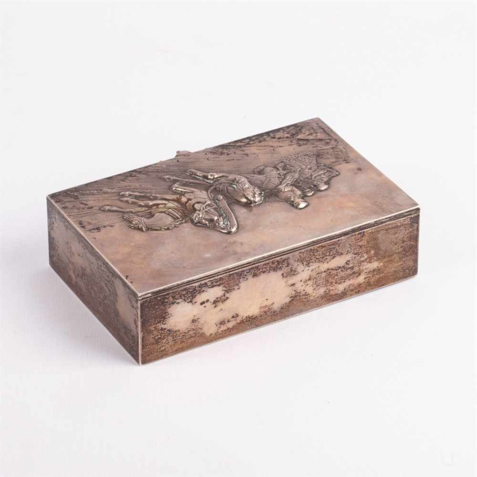 A Russian cigar box “Winter Troyka”A Russian cast silver-gilt and gem-set cigar box “Winter Troyka”. - Bild 3 aus 7