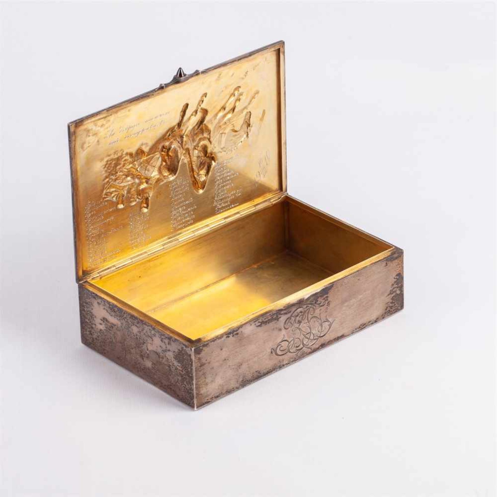 A Russian cigar box “Winter Troyka”A Russian cast silver-gilt and gem-set cigar box “Winter Troyka”. - Bild 2 aus 7