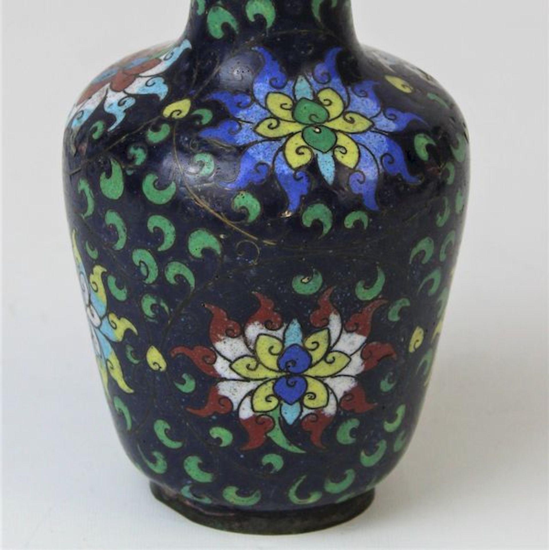 Cloisonne Vase, frühe Qing Dynastieblauer Fond mit Chrysanthemen Motiven Maße: ca. H. 19,5 cm - Bild 2 aus 3