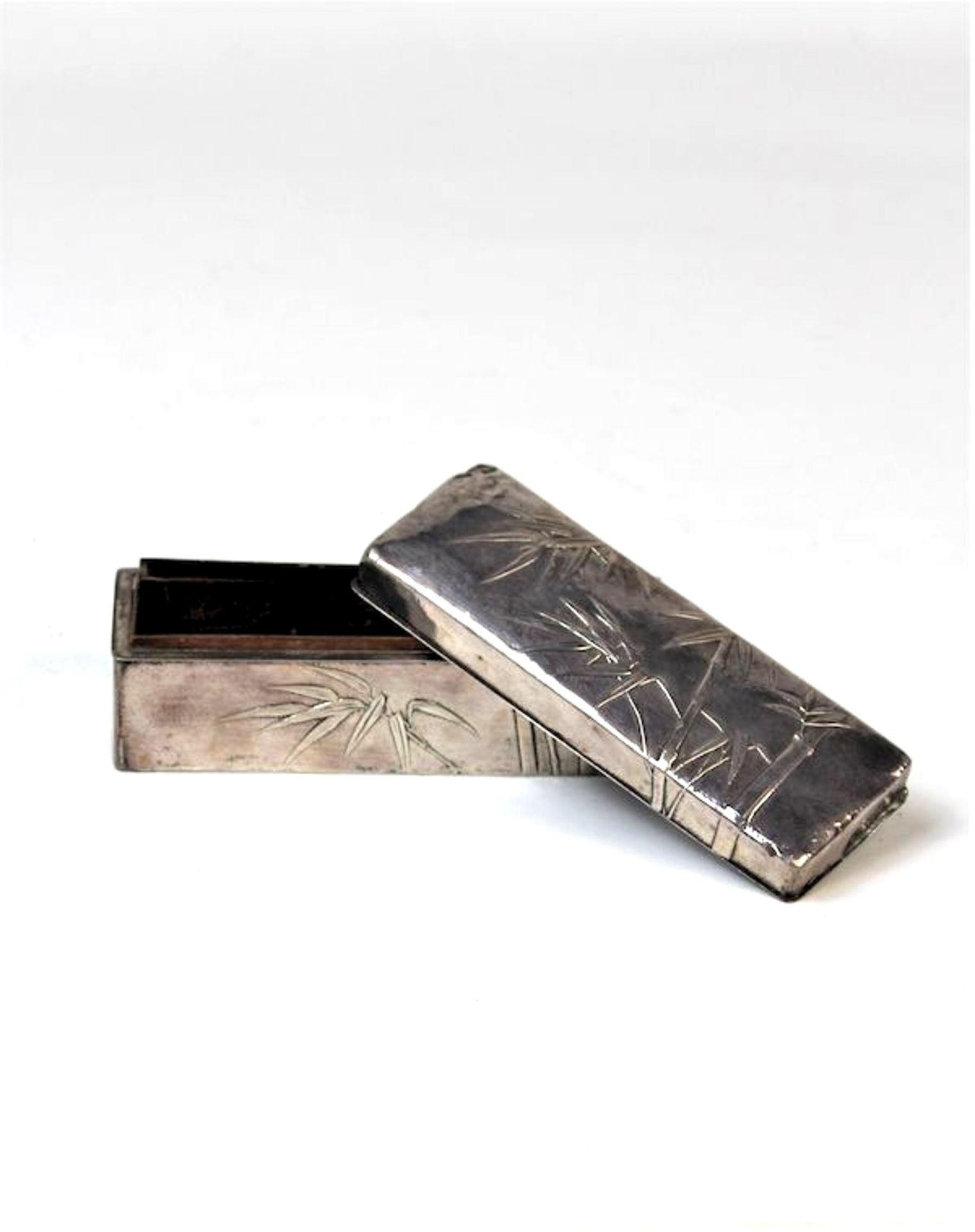 Silberdose " Bambussträucher ", China 19.Jhdt.Holz mit aufgelegtem Silber, getrieben Maße: ca. 12, - Bild 2 aus 3