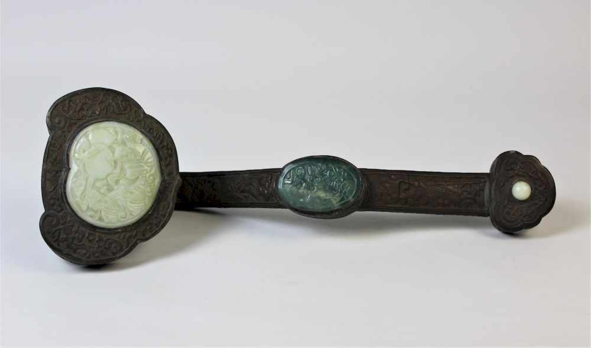 Ruy Zepter mit zwei geschnitten Jadeappliken, China Qing DynastieBronze mit zwei geschnittenen