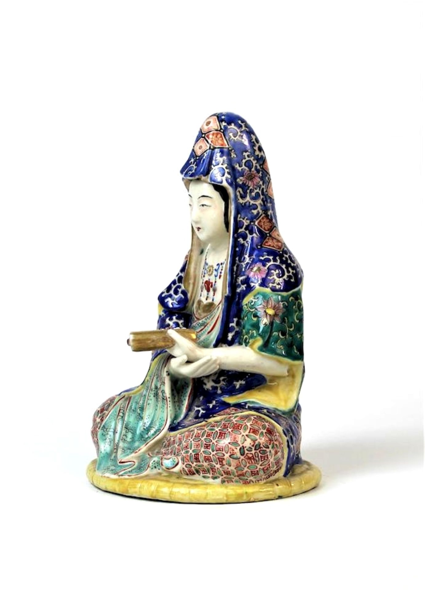 Sitzende Guanyin, China 19.Jhdt.Porzellan mit polychromer Malerei Maße: ca. H. 26 cm - Bild 3 aus 5