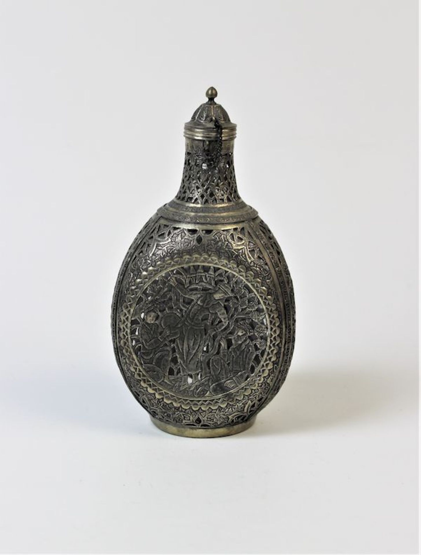 Persische Flasche mit versilberter Montierung, Persien um 1900allseitig durchbrochene und zisilierte - Bild 4 aus 5