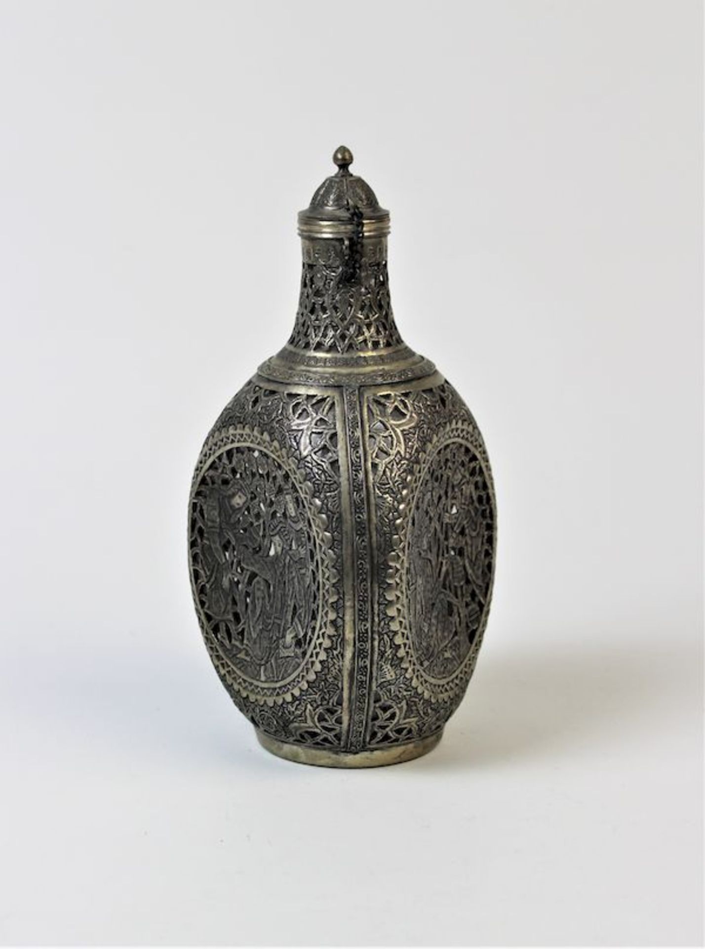Persische Flasche mit versilberter Montierung, Persien um 1900allseitig durchbrochene und zisilierte - Bild 2 aus 5