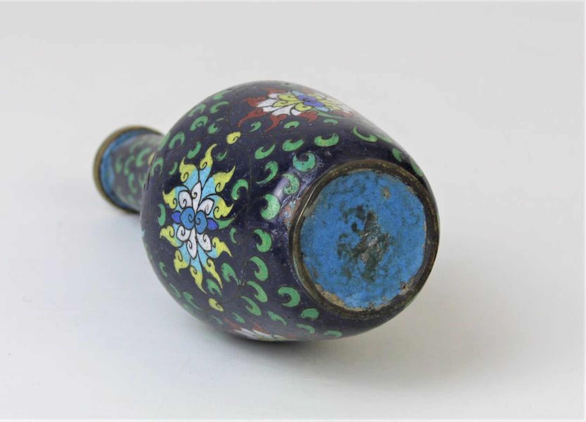 Cloisonne Vase, frühe Qing Dynastieblauer Fond mit Chrysanthemen Motiven Maße: ca. H. 19,5 cm - Bild 3 aus 3