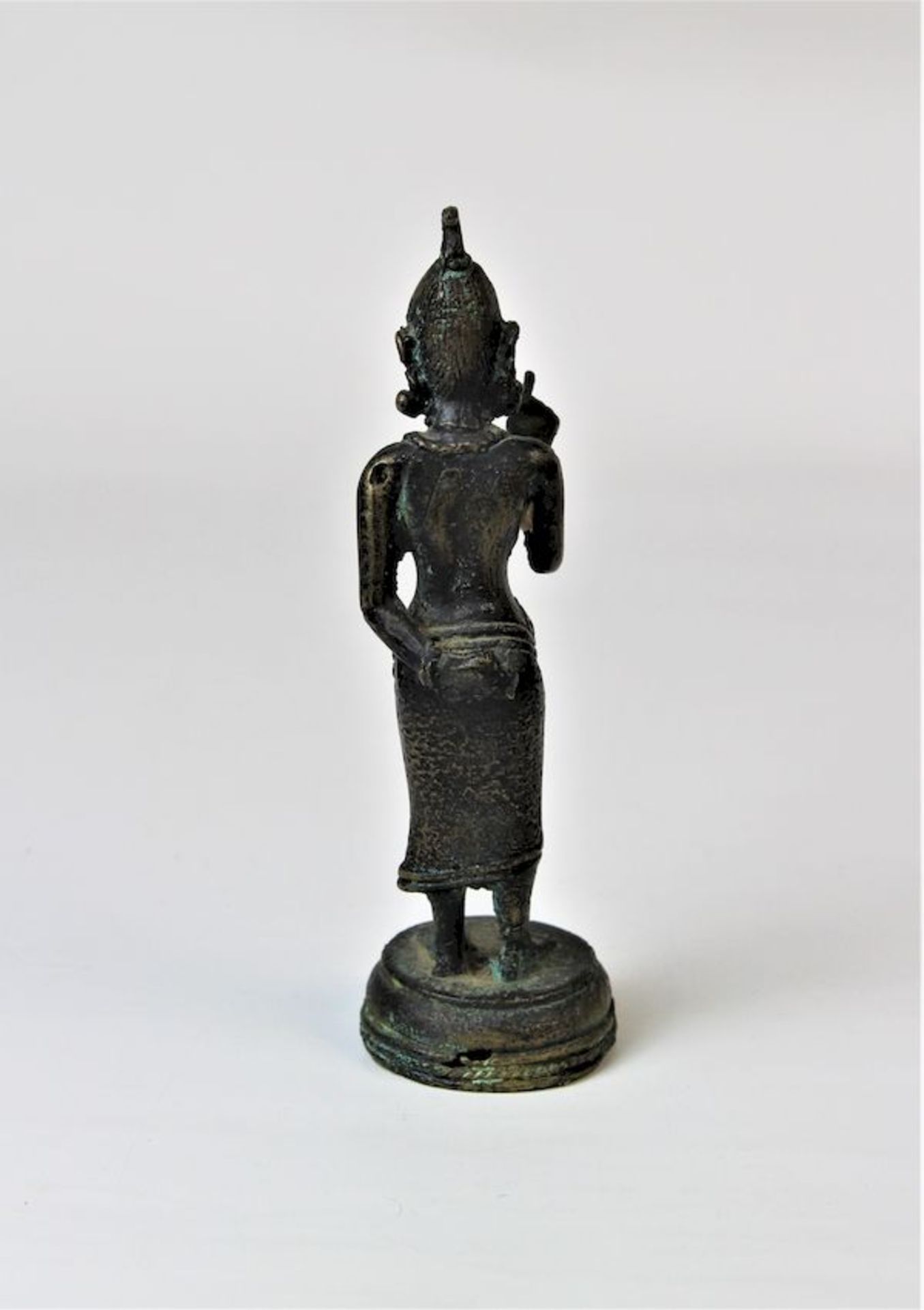 Bronzefigur einer stehenden Gottheit, Bali/Indonesien 18.Jhdt. o früherBronze patiniert Maße: ca. H. - Bild 3 aus 4