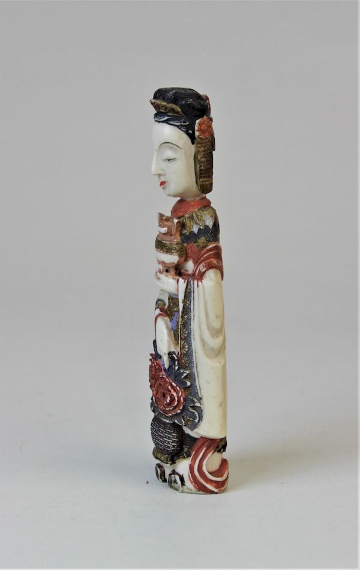 Elfenbeinfigur Hofdame, Qing DynastieElfenbein , geschnitzt mit polychromer Malerei Maße: ca. H. - Bild 2 aus 4