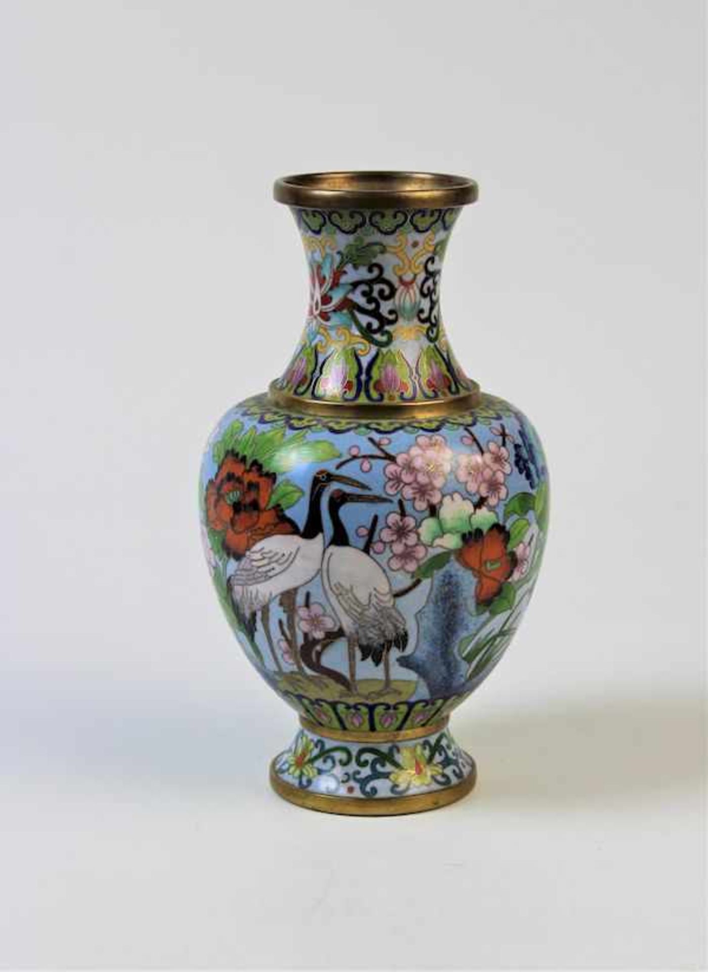 Cloisonne Vase, China 1.Hälfte 20.Jhdt.Kraniche und Blumenmotive in Cloisonnetechnik Maße: ca. H. 24