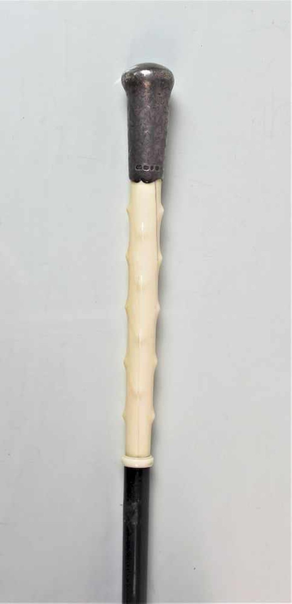 Spazierstock mit Elfenbein- und SilberknaufSilberknauf punziert Maße: ca. 106 cm