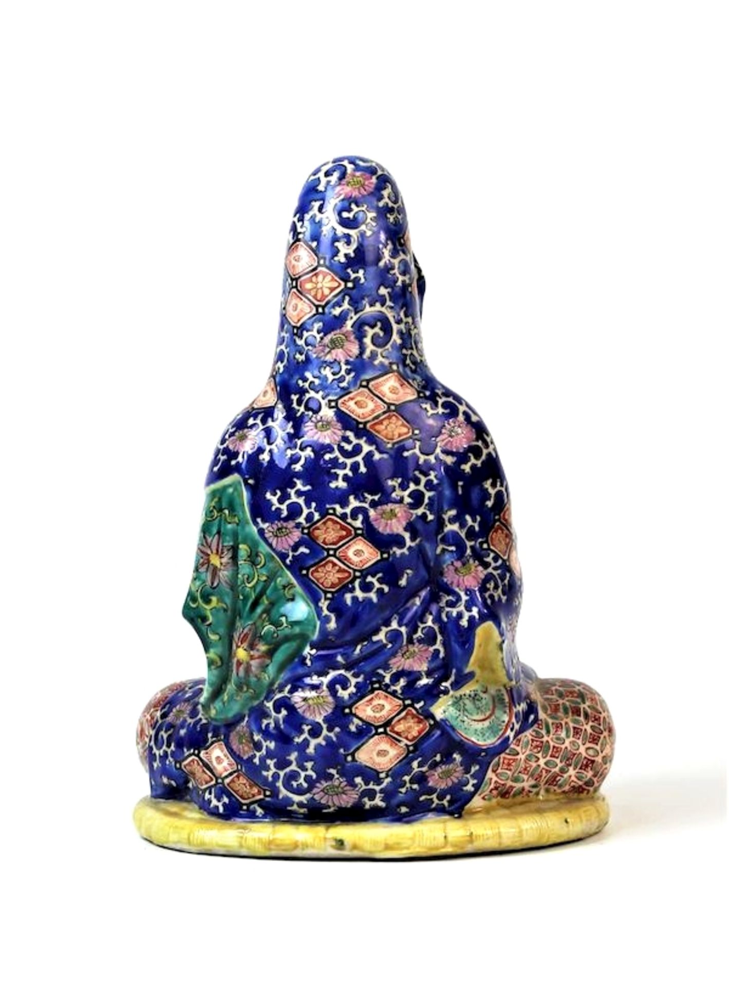 Sitzende Guanyin, China 19.Jhdt.Porzellan mit polychromer Malerei Maße: ca. H. 26 cm - Bild 4 aus 5