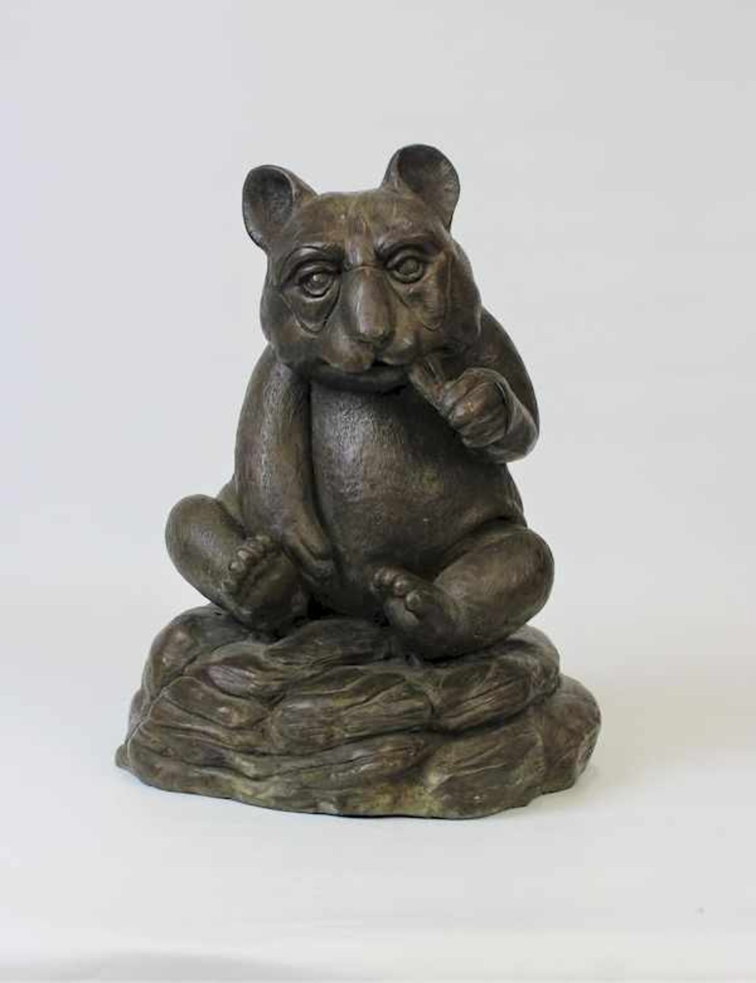 Chinesicher Künstler, wohl späte Qing-Dynastie oder später," Pandabär " , Bronze, patiniert Maße :