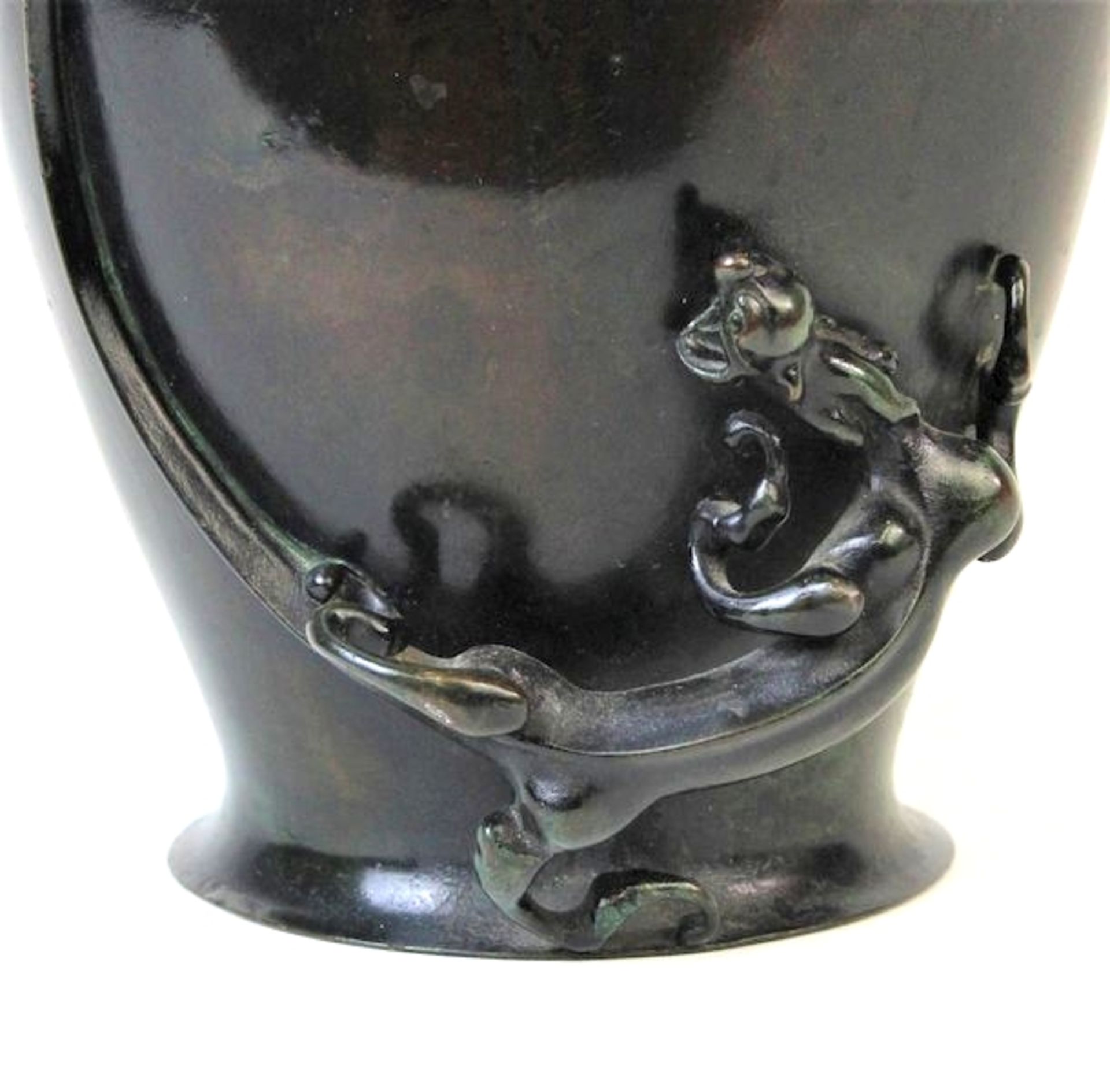 Bronze Vase mit aufgesetztem Drachenmotiv, Japan Meji - ZeitBronze patiniert am Boden signiert Maße: - Bild 2 aus 5