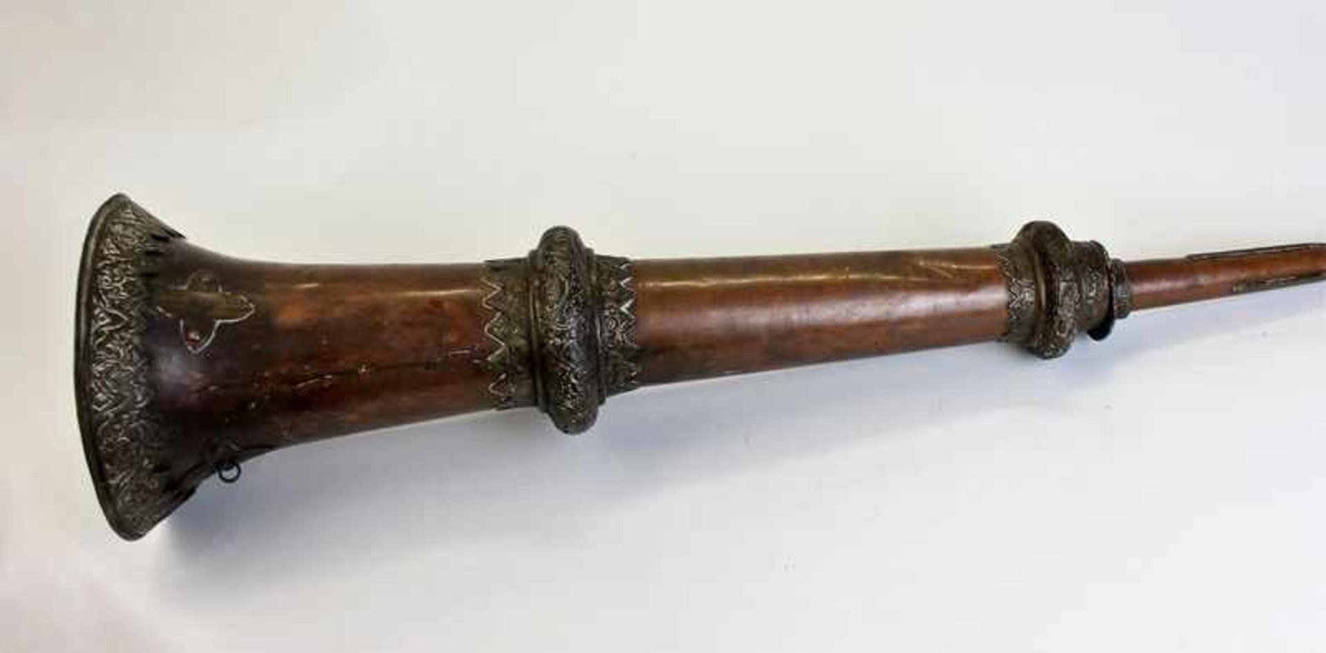Tibetische Trompete , um 1900 oder früherMundstück fehlend Kupfer mit getriebenem Messing Maße:
