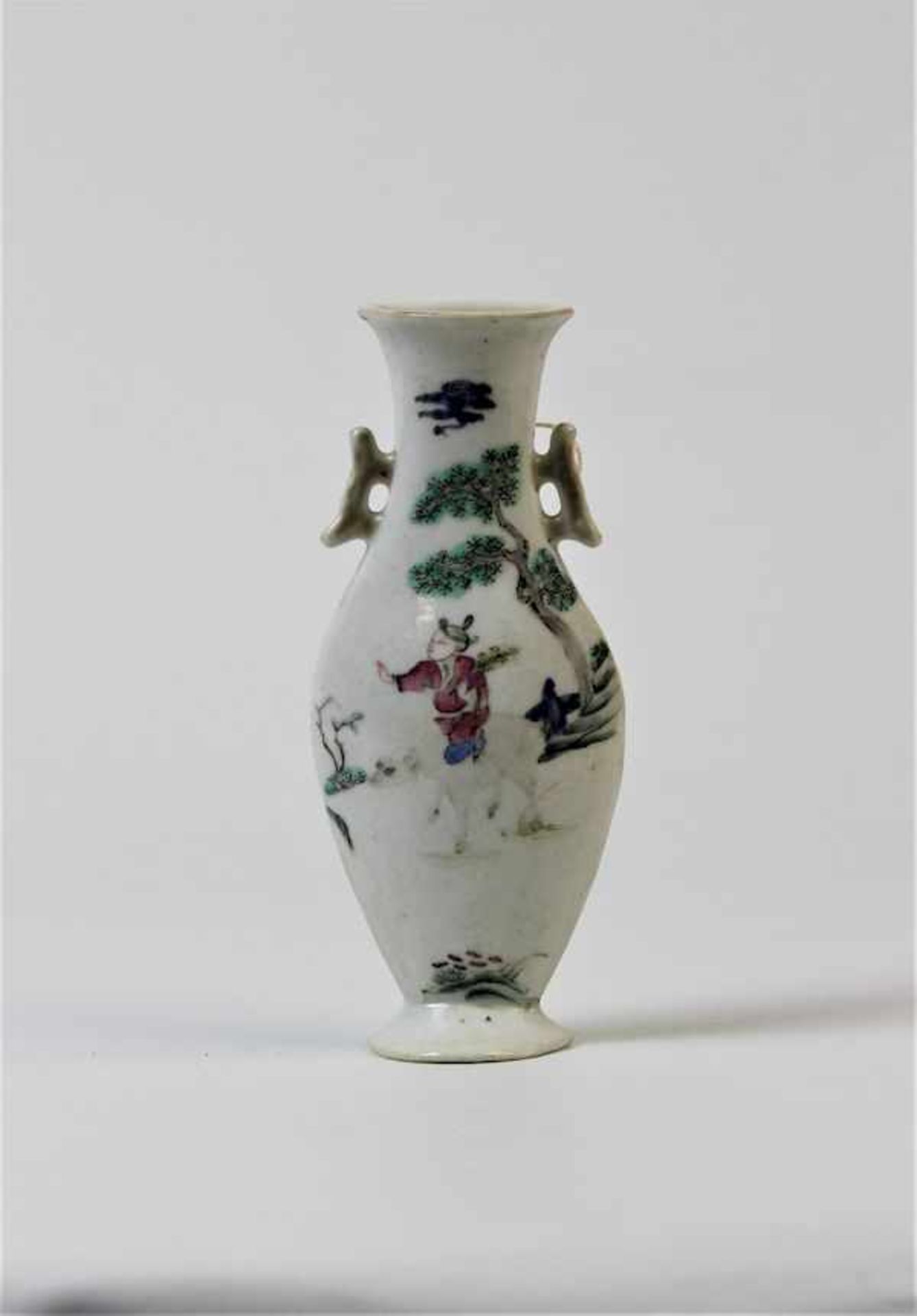 Halbvase " reitender Knabe ", China 18.Jhdt.Porzellan, polychrome Malerei Maße: ca. H. 17 cm