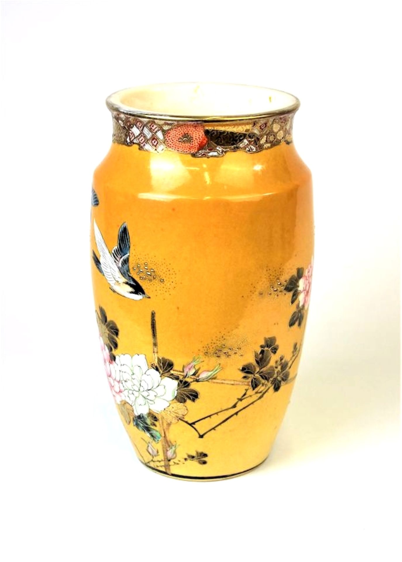 Vase, Meji - Zeit mit Vögel- und BlumenmotivenPolychrome Malerei mit Goldstaffage Bodenmarke Maße: - Image 4 of 5