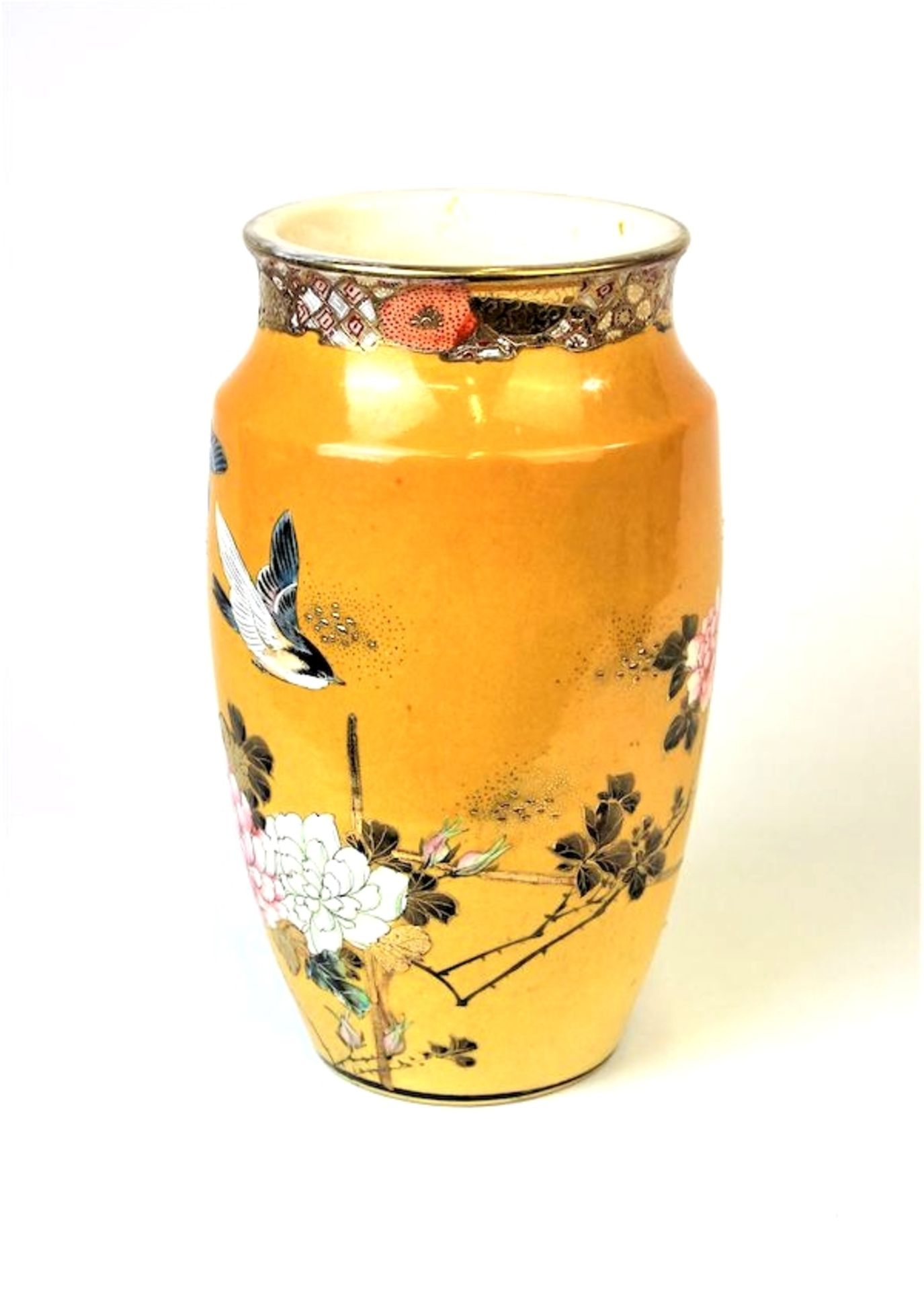 Vase, Meji - Zeit mit Vögel- und BlumenmotivenPolychrome Malerei mit Goldstaffage Bodenmarke Maße: - Bild 4 aus 5