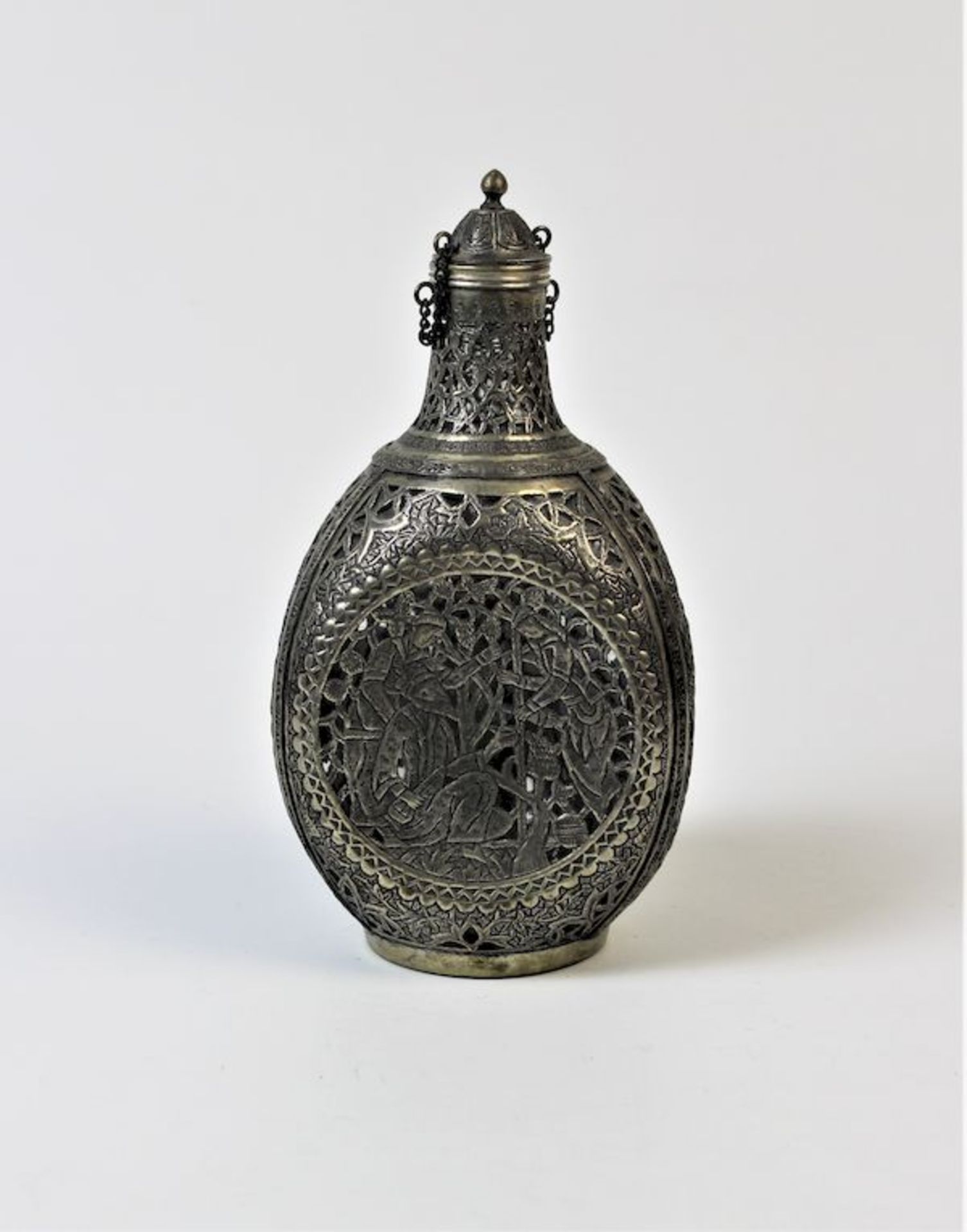 Persische Flasche mit versilberter Montierung, Persien um 1900allseitig durchbrochene und zisilierte - Bild 3 aus 5