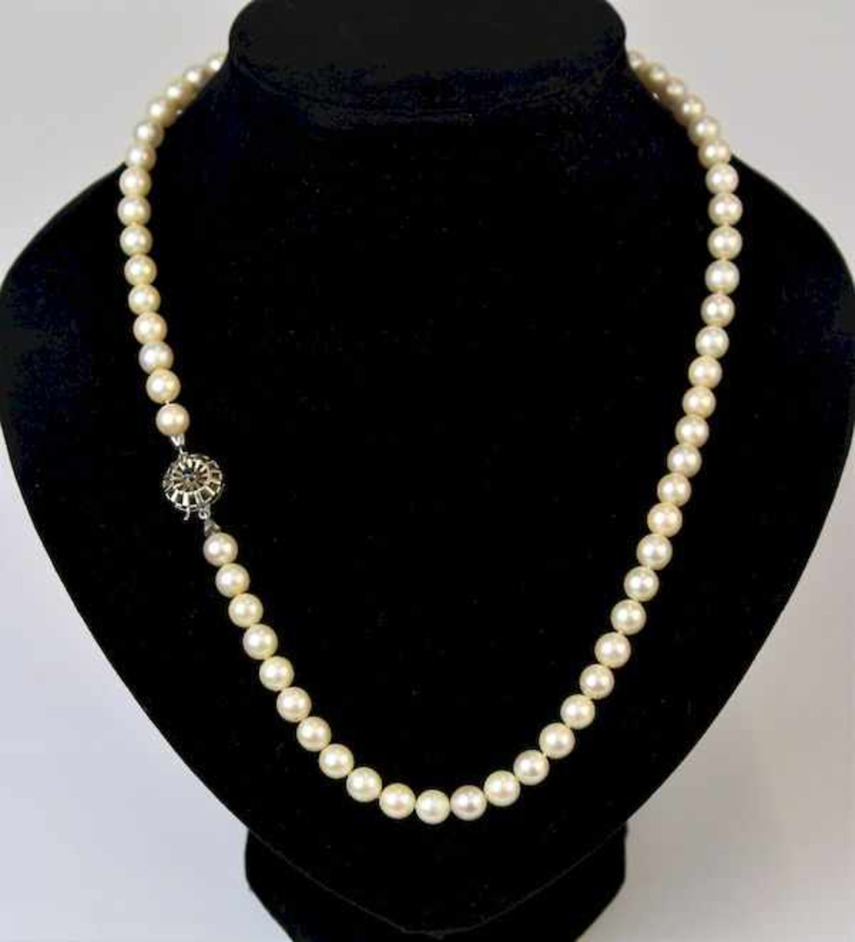 Perlenkette mit 585er Weißgold-VerschlussL.55 cm Gewicht: ca. 31 g