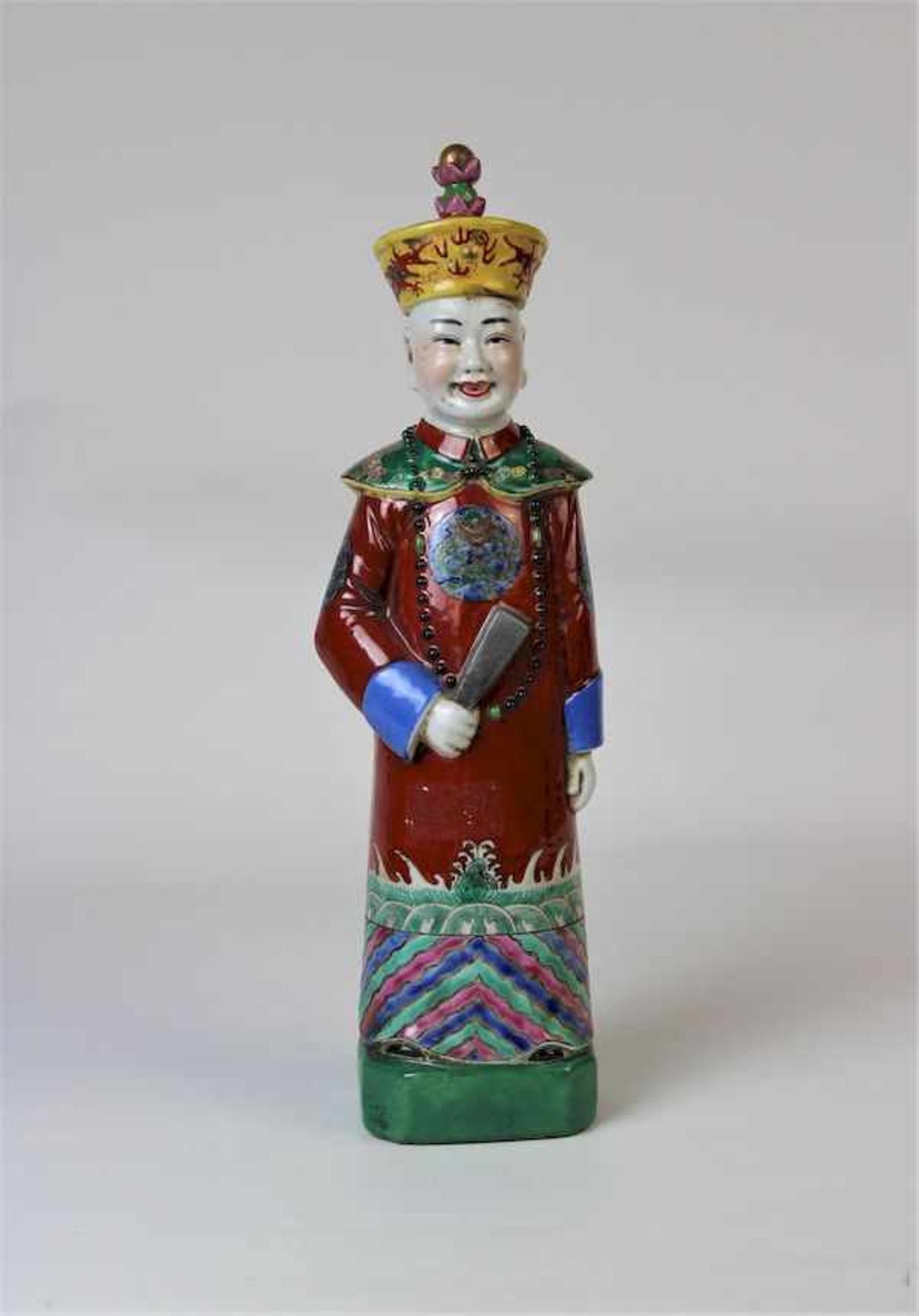 Porzellanfigur " Stehender Hofbeamter ", China späte Qing-DynastiePorzellan mit polychromer