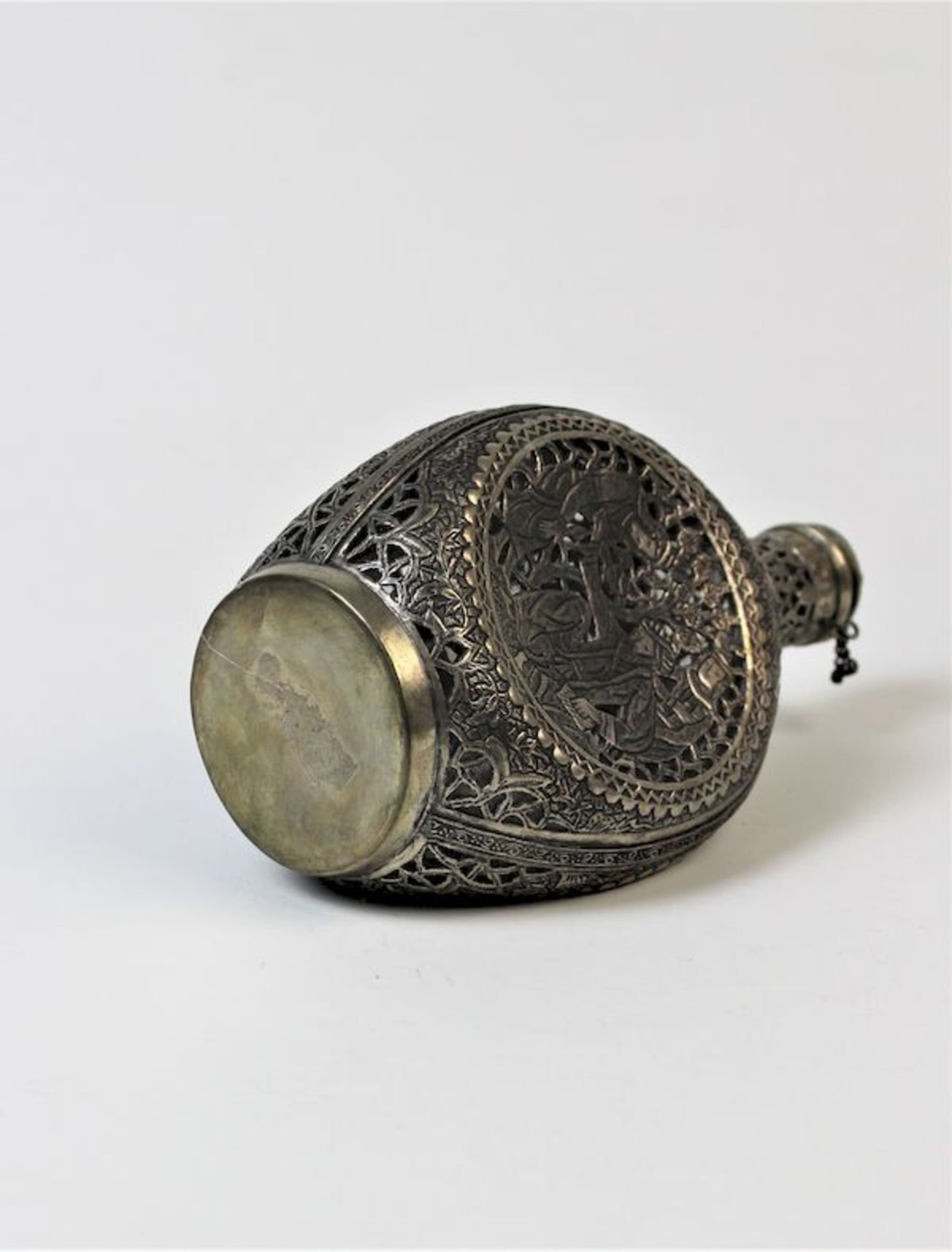 Persische Flasche mit versilberter Montierung, Persien um 1900allseitig durchbrochene und zisilierte - Bild 5 aus 5