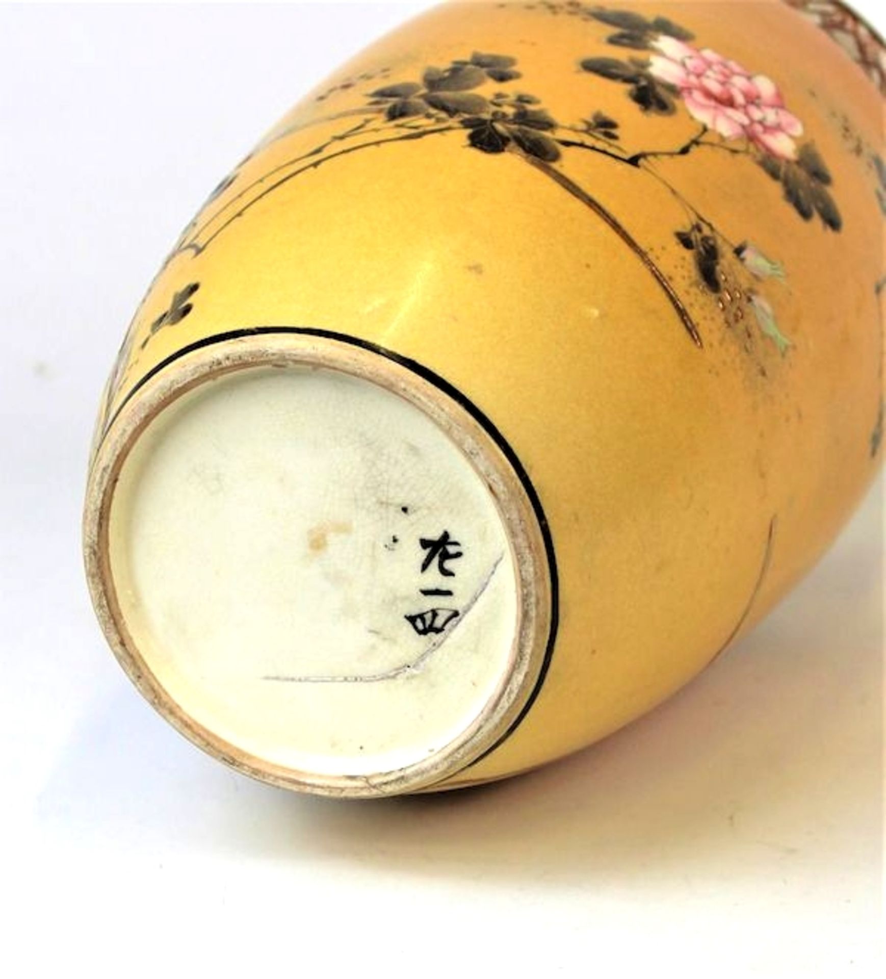 Vase, Meji - Zeit mit Vögel- und BlumenmotivenPolychrome Malerei mit Goldstaffage Bodenmarke Maße: - Image 5 of 5