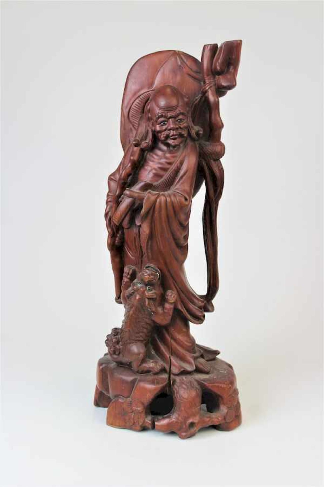 Lohan, China , Ende des 19.Jhdt.Holz, geschnitzt mit Beineinlagen und Glasaugen Maße: ca. H. 43 cm