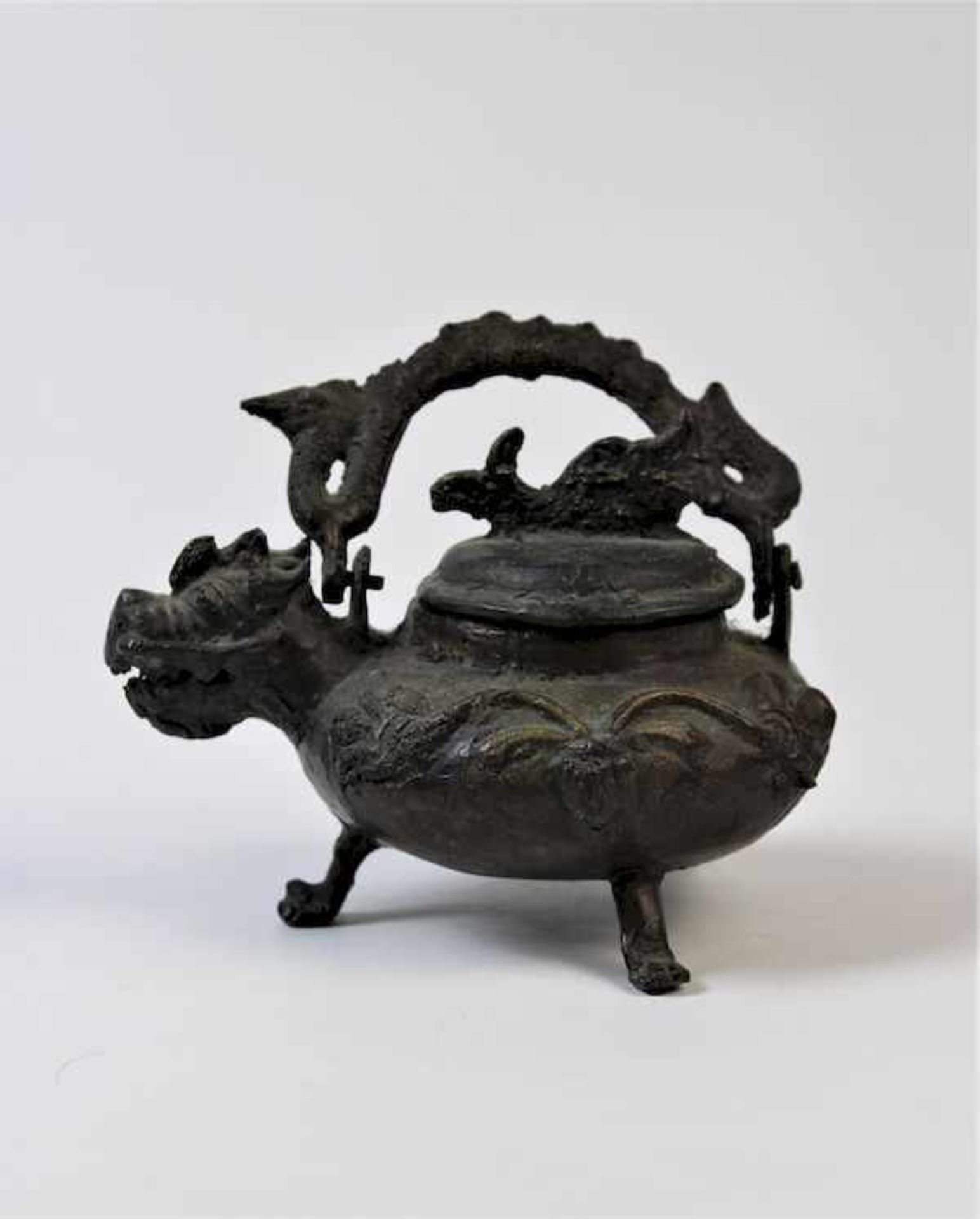 Tripot Weihrauchbrenner in Form eines Drachens, China 17.Jhdt.Bronze Maße: ca. 11,5 cm x 12,5 cm x 9