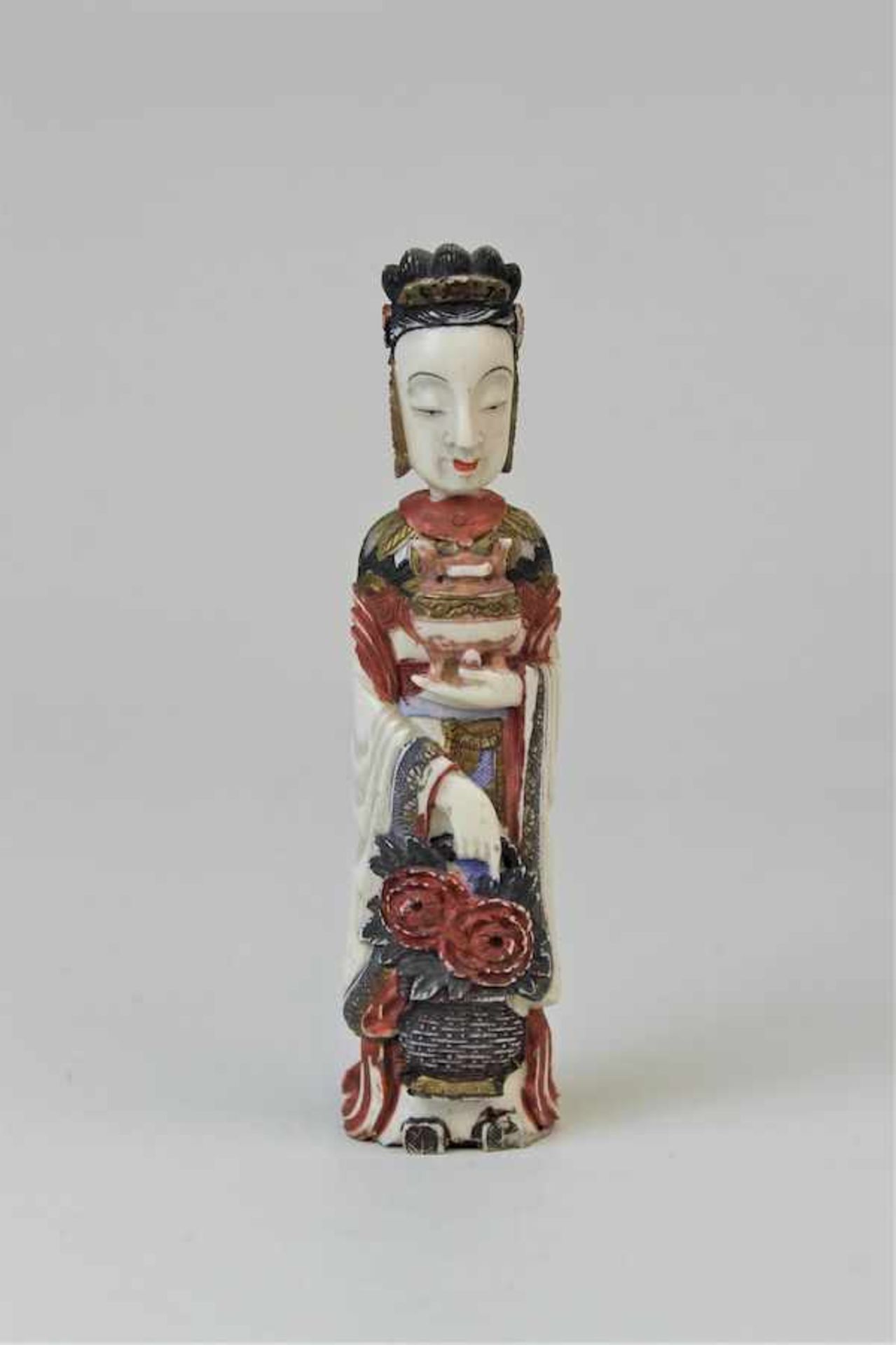 Elfenbeinfigur Hofdame, Qing DynastieElfenbein , geschnitzt mit polychromer Malerei Maße: ca. H.