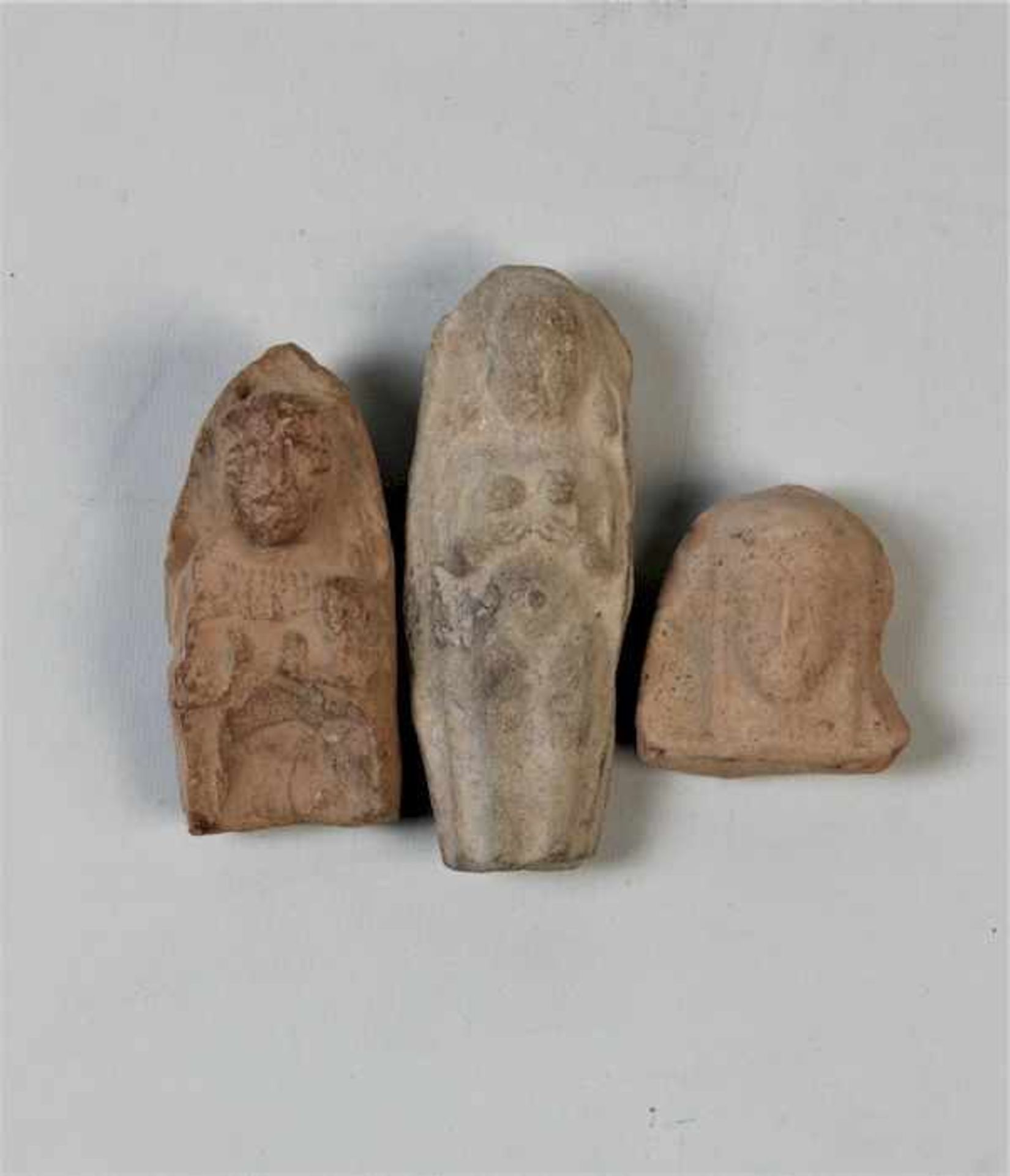 Drei phönizische Gottheiten, ca. 500 v. Chr.Ton gebrannt Maße: ca. zw. H. 3,5 cm bis 7,5 cm