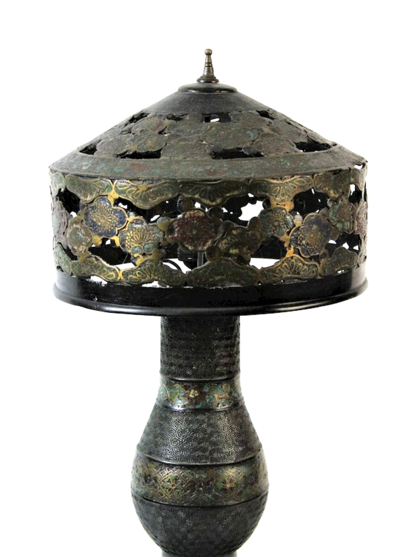 Cloisonne Lampe China, späte Qing DynastieBronze mit Emaille-Einlage auf Holz Sockel Maße: ca. H. 54 - Bild 2 aus 6