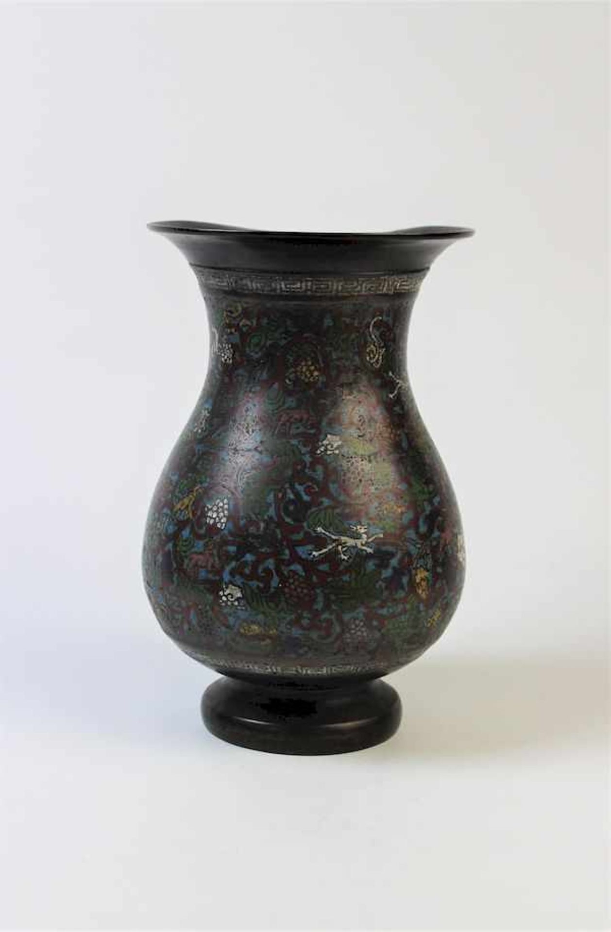 Cloisonne Vase China 18.Jhdt.Tier- und Blumenmotive in Cloisonnetechnik Maße: ca. H. 30 cm, D. 19