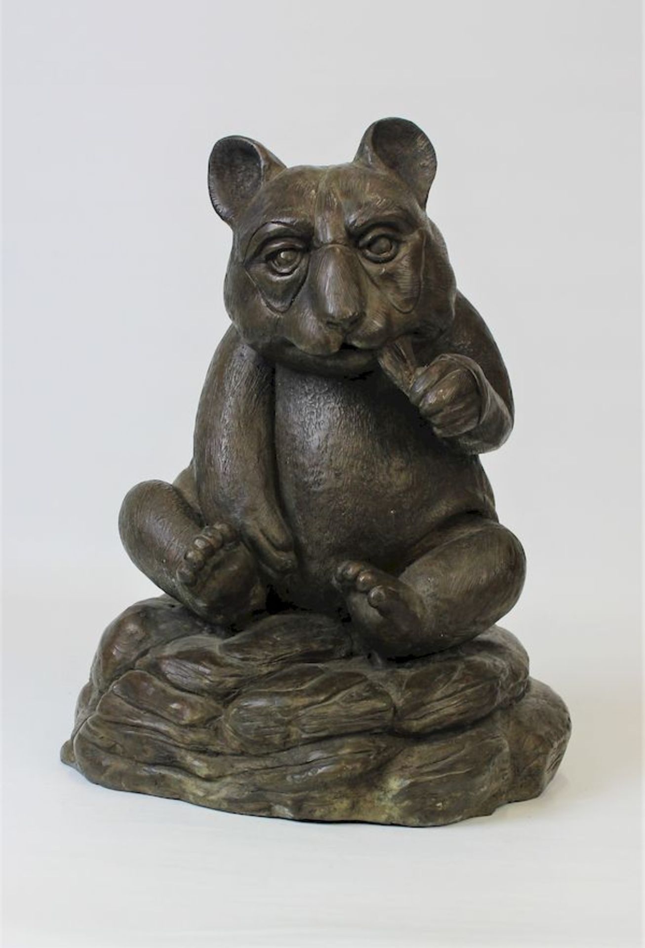 Chinesicher Künstler, wohl späte Qing-Dynastie oder später," Pandabär " , Bronze, patiniert Maße : - Bild 2 aus 4