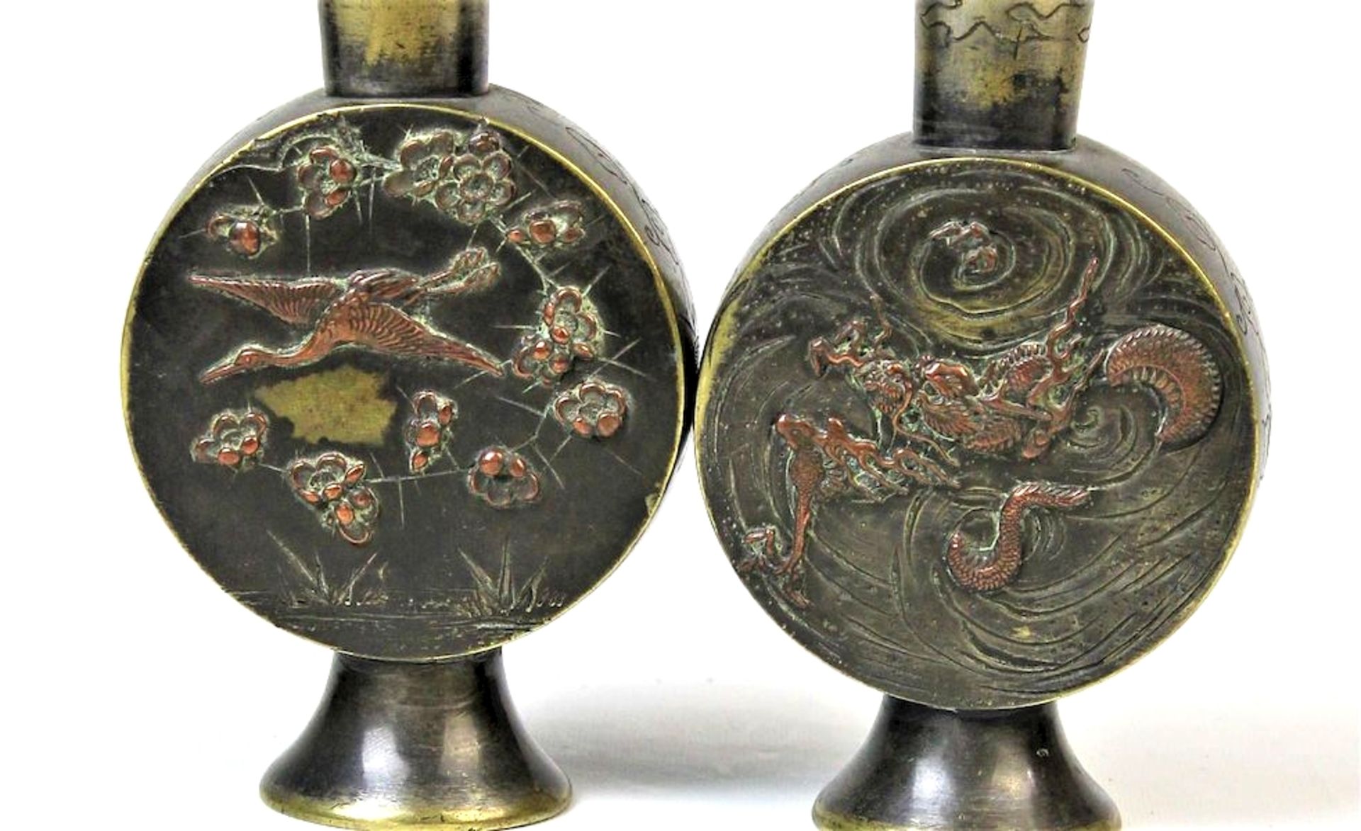 Zwei Bronzevasen mit Kupferauflagen, Japan 19.Jhdt.Bronze mit Vogel- und Drachenmotiven in Kupfer - Bild 5 aus 5